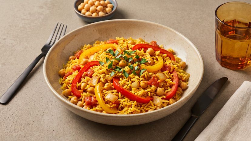 Schnelle vegane Reispfanne mit Kichererbsen und bunter Paprika