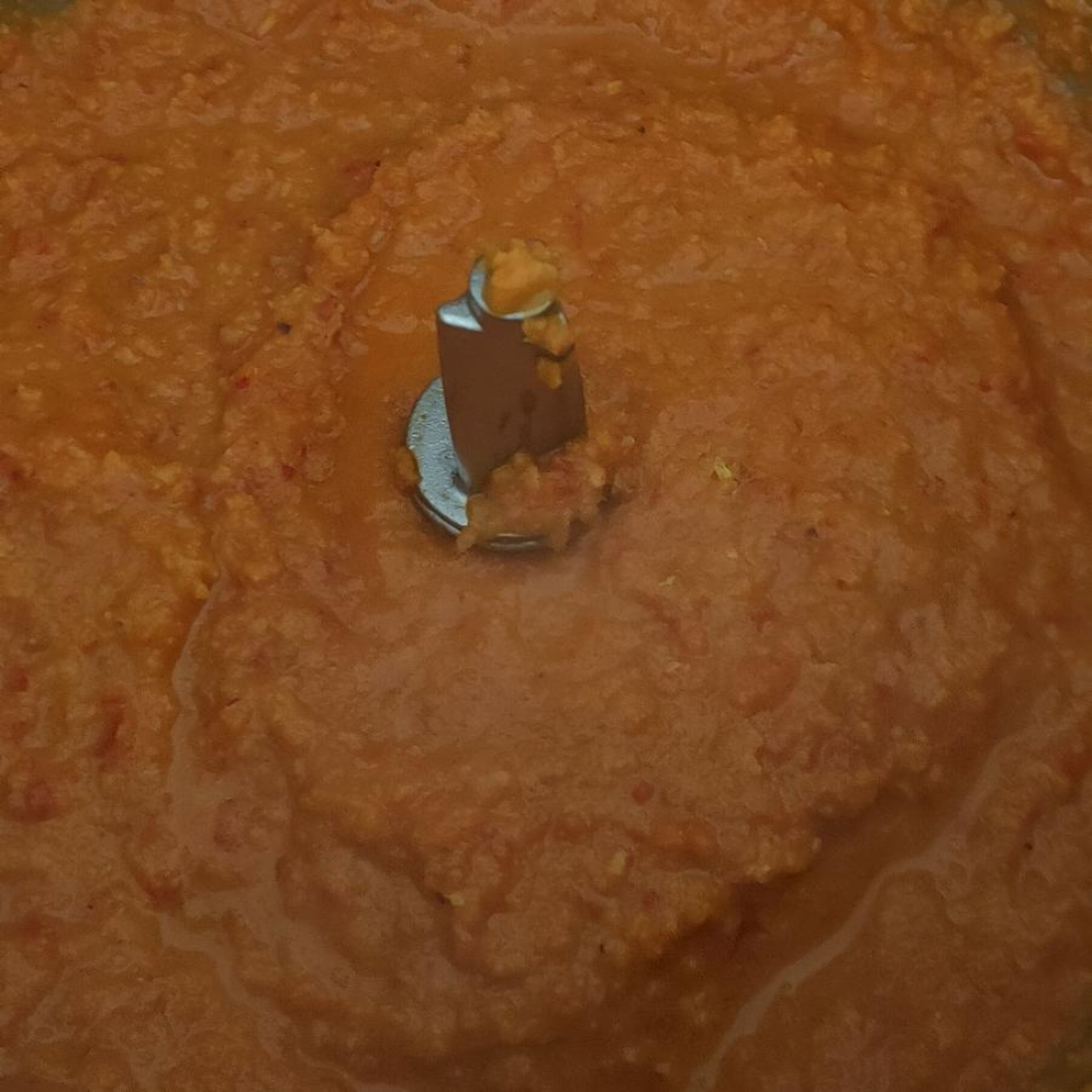 Erneut alles mit dem Spatel nach unten schieben und bei geschlossenem Deckel mit eingesetztem Messbecher pürieren (Universalmesser | Stufe 18 | 80°C | 30 Sek.). Mit Baguette als Vorspeise zum Dippen servieren.