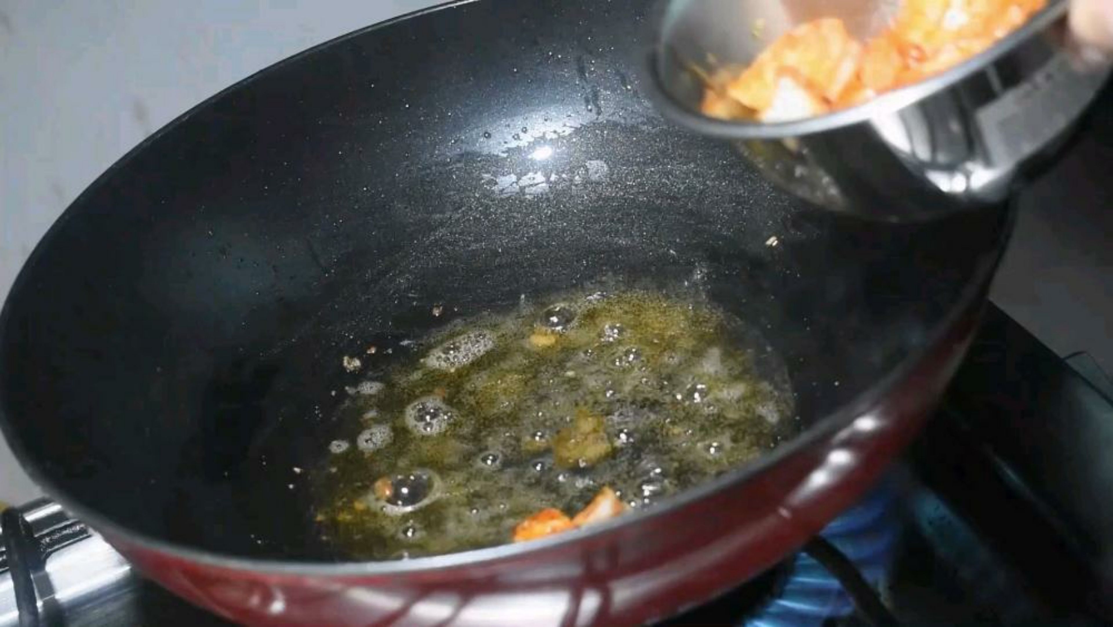 Cook the Shrimps (remove untill the shrimps complete cook), un the same wok with the same oil, Cook the pepper and the carrots