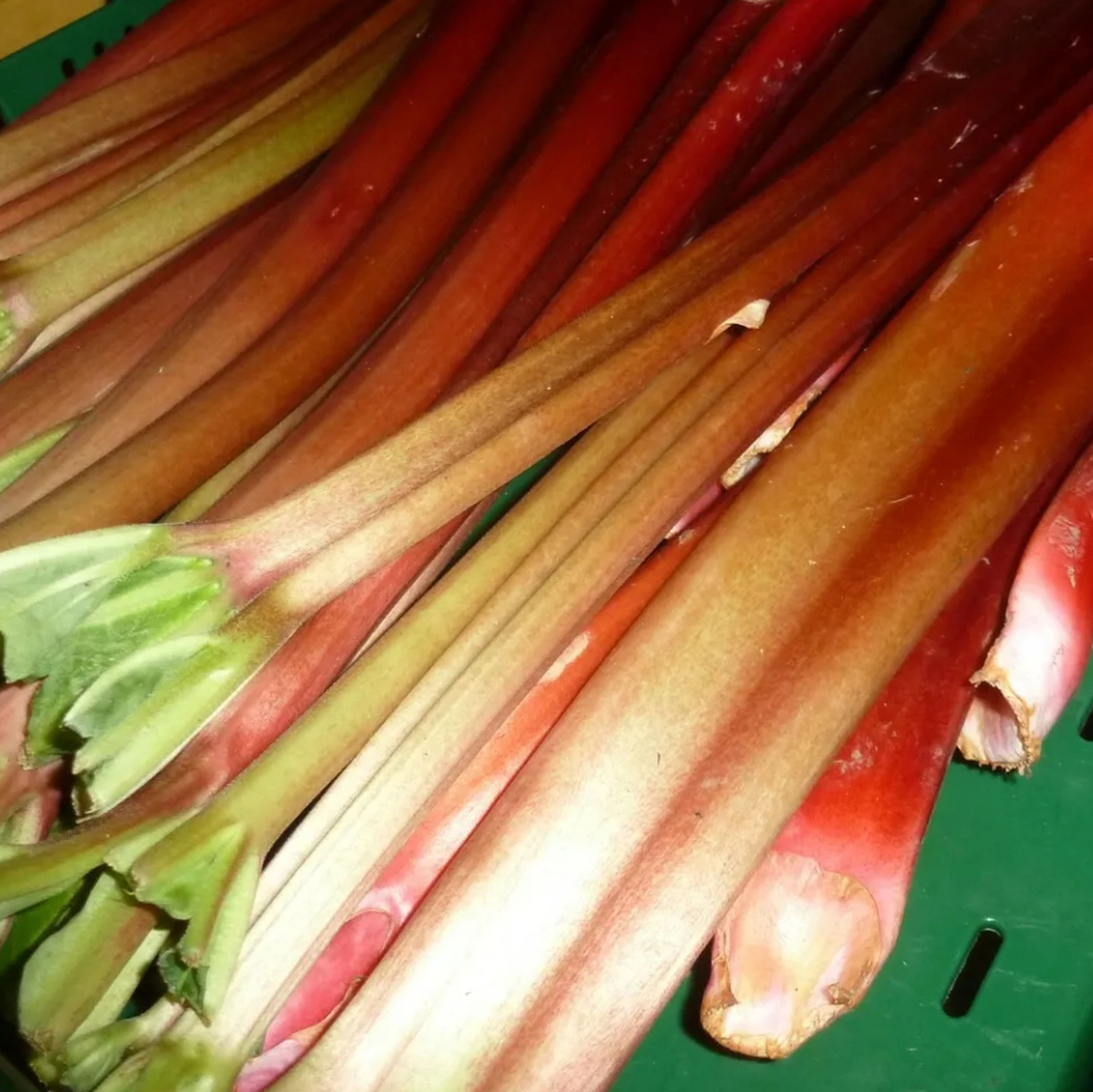 For the rhubarb syrup, trim the ends of 2 kg of rhubarb, peel if needed, and cut away any brown spots. Young rhubarb requires little to no peeling.