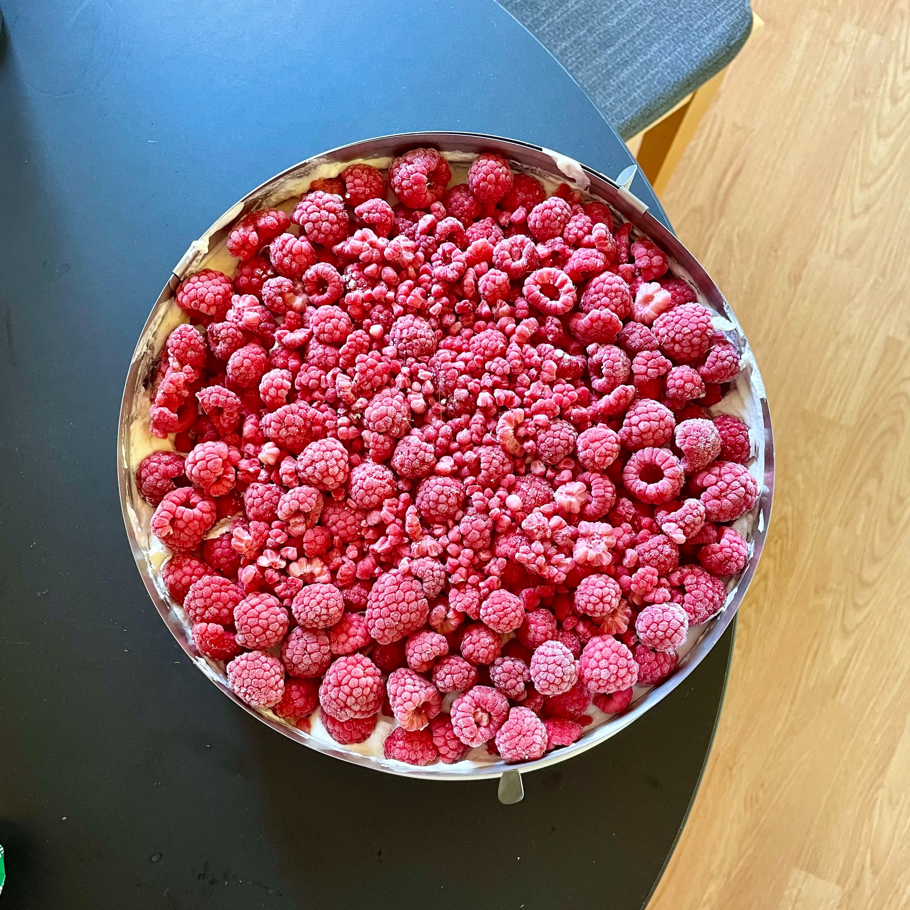 Nach dem kaltstellen die ganze Packung Himbeeren gleichmässig auf der Torte verteilen. Anschliessend den Tortenguss nach Packungsanleitung anrühren und über überziehen.