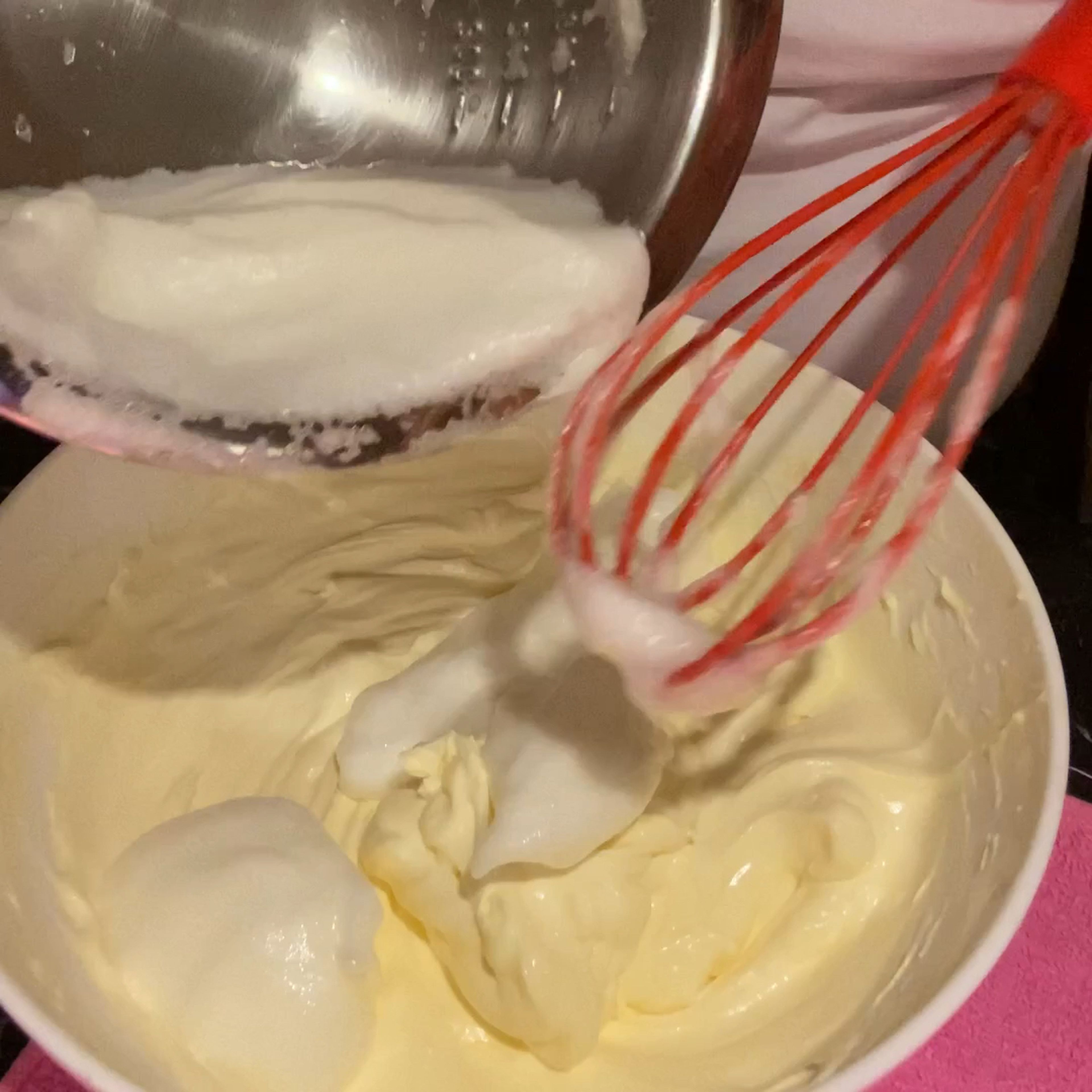 Now the trick step. Add the white egg foam inside your cream and mix all together WITHOUT RUSH. Use all your ability and love. In a few minutes everything will be consistent. You are a champion, my friend!