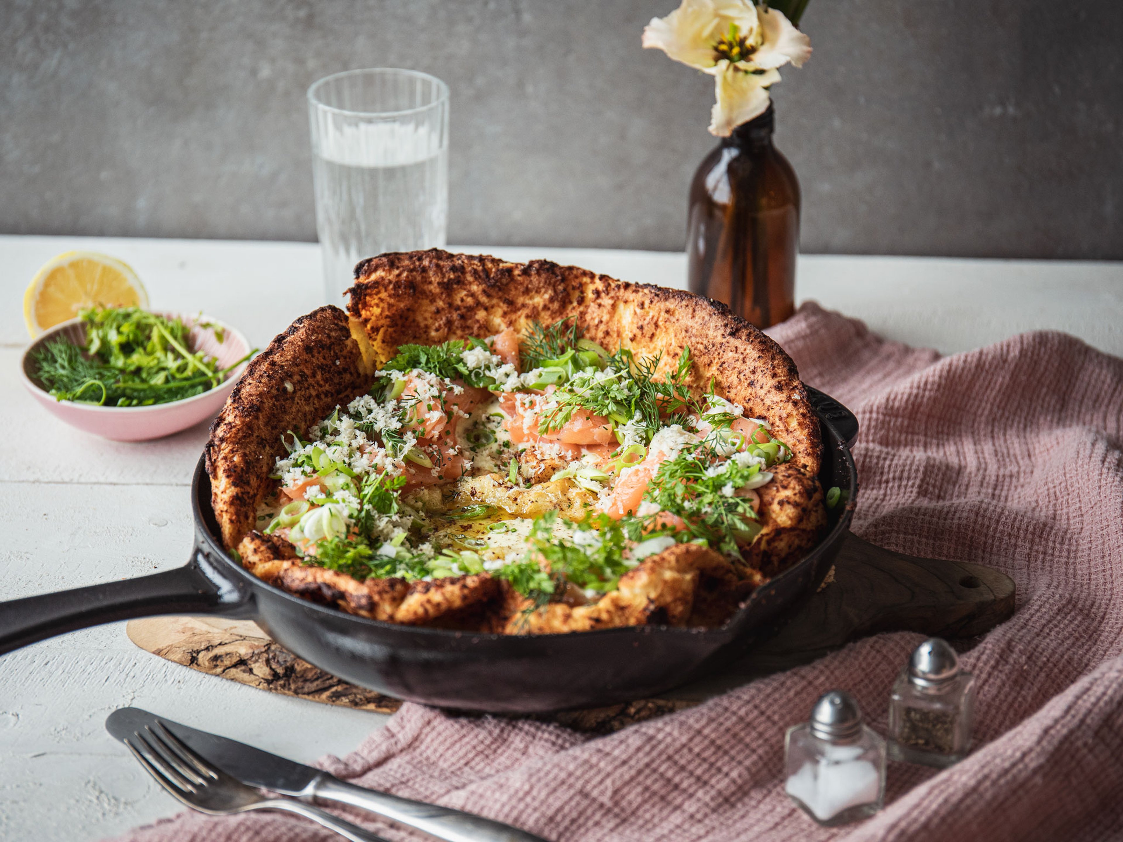 Herzhafter Pfannkuchen aus dem Ofen mit geräuchertem Lachs