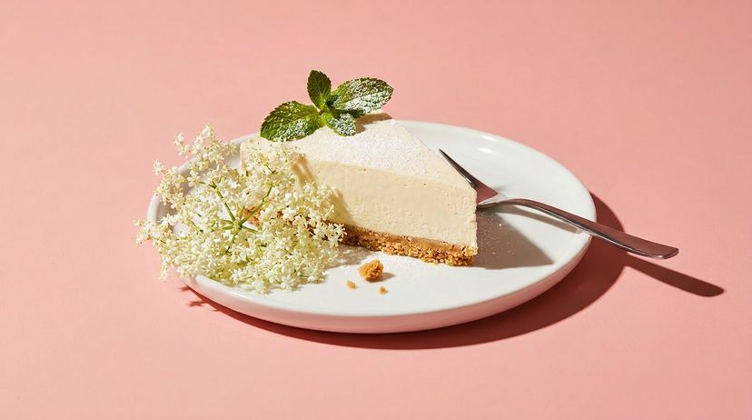 Holunderblüten-Käsekuchen aus dem Kühlschrank: cremiges No-Bake-Rezept für den Sommer