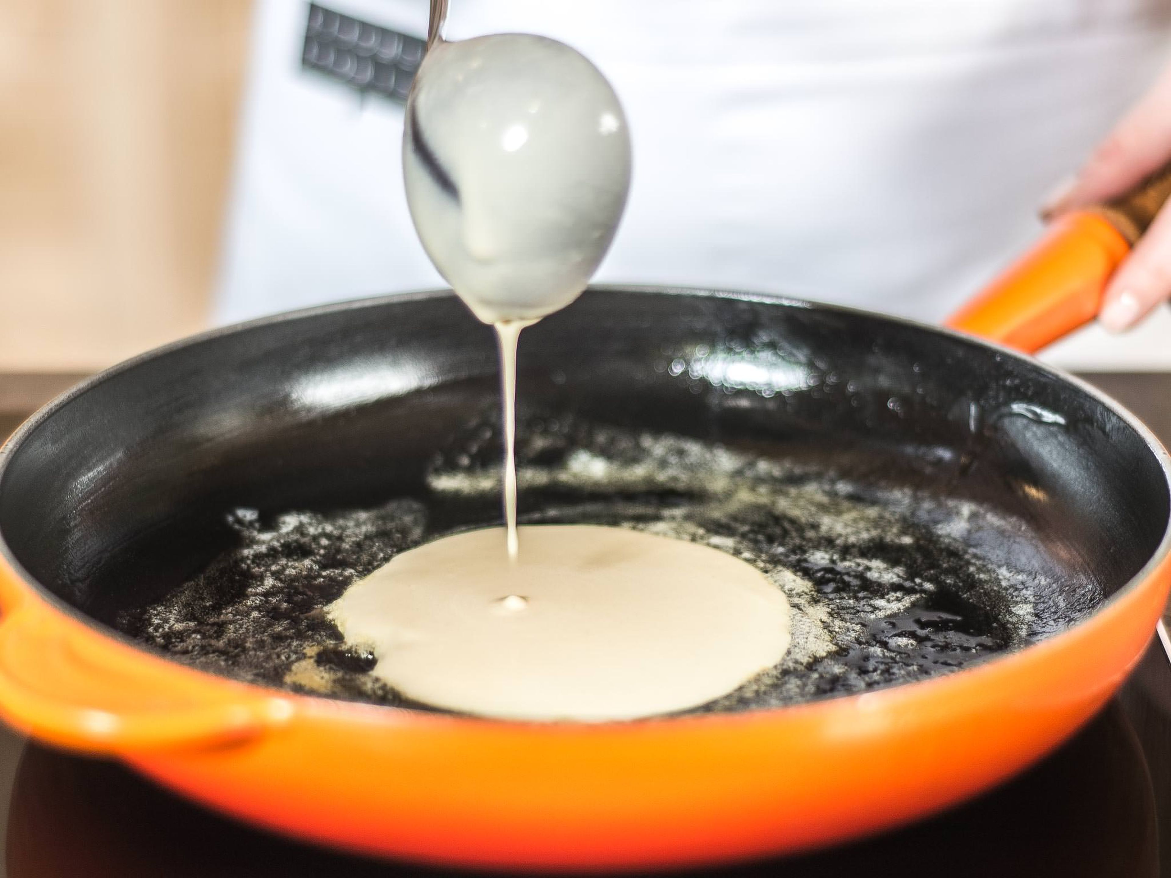 Nun die Crêpes in einer großen heißen Pfanne mit etwas Butter möglichst dünn ca. 1 Min. auf jeder Seite goldgelb ausbacken.