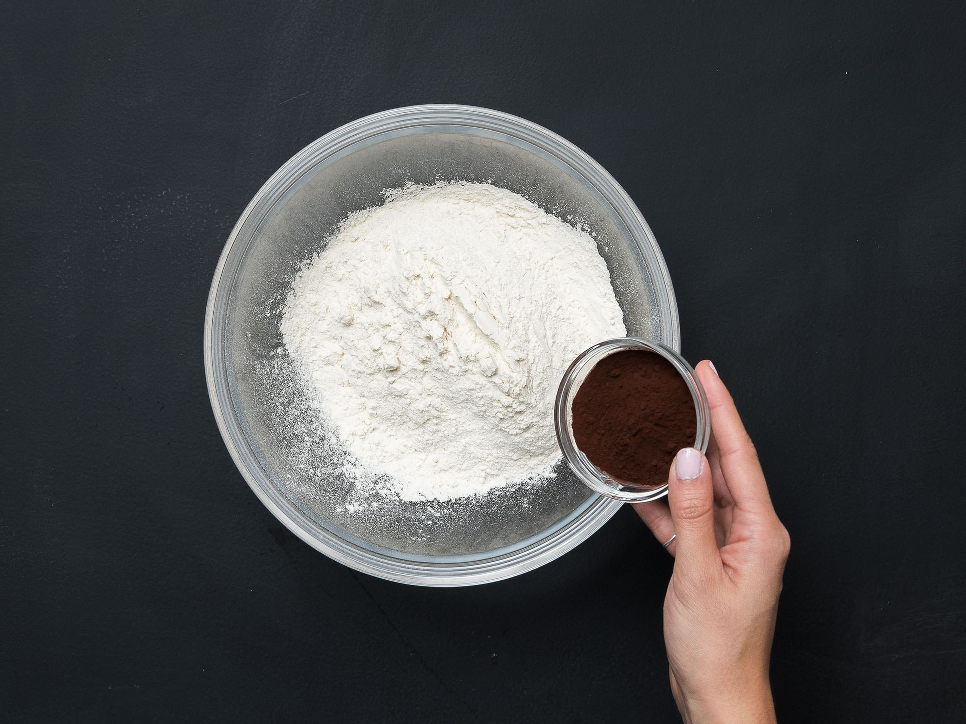 For the black dough, mix together flour and cocoa powder. Mix cold margarine with sugar, then add the flour mixture and water. Knead, adding water if needed, until a dough is formed. Wrap in plastic and transfer to the refrigerator for approx. 10 min.