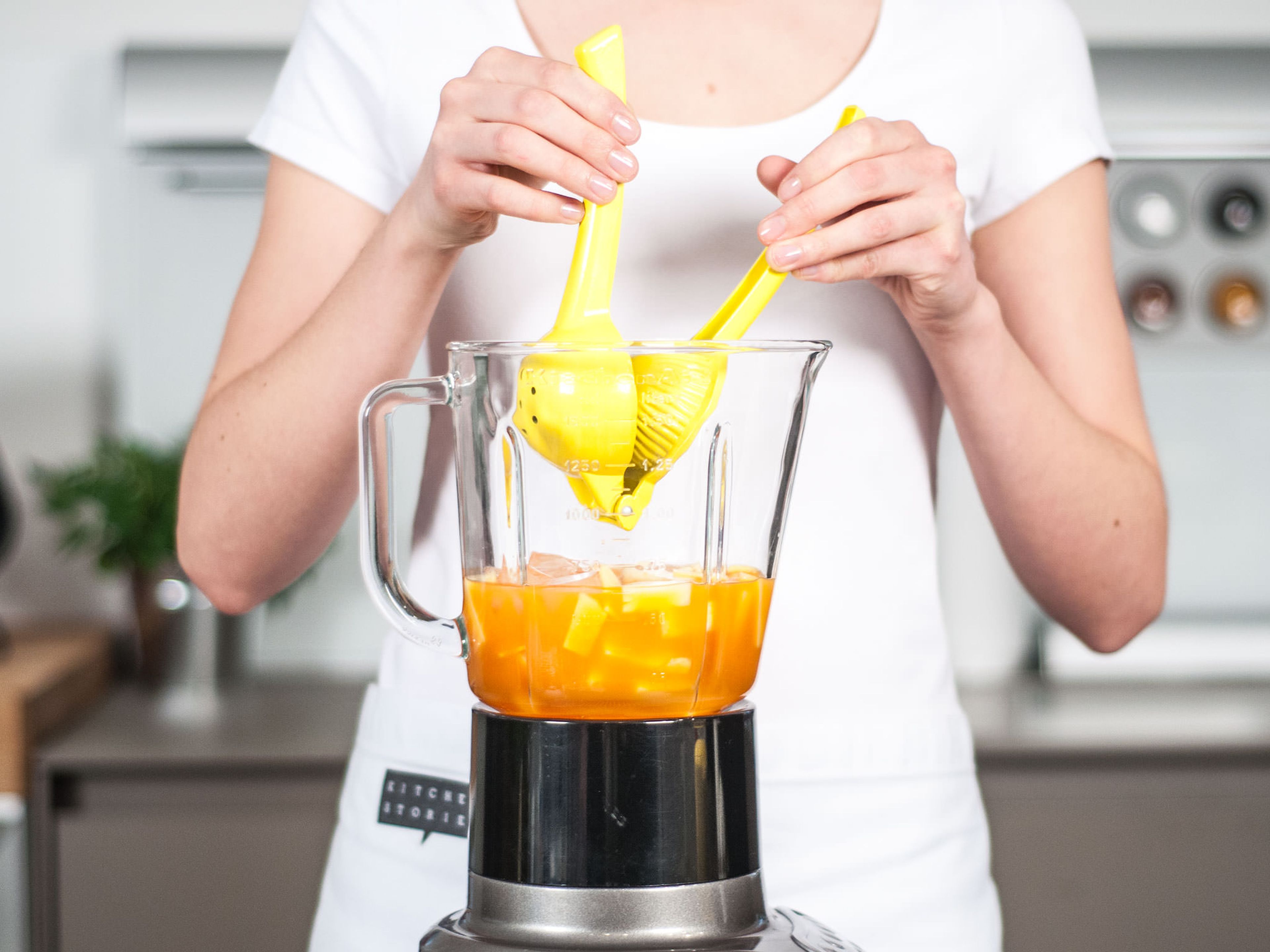 Ananas, Ingwer, Karottensaft, Orangensaft, Eiswürfel und Honig in den Standmixer geben. Limettensaft hinzufügen.