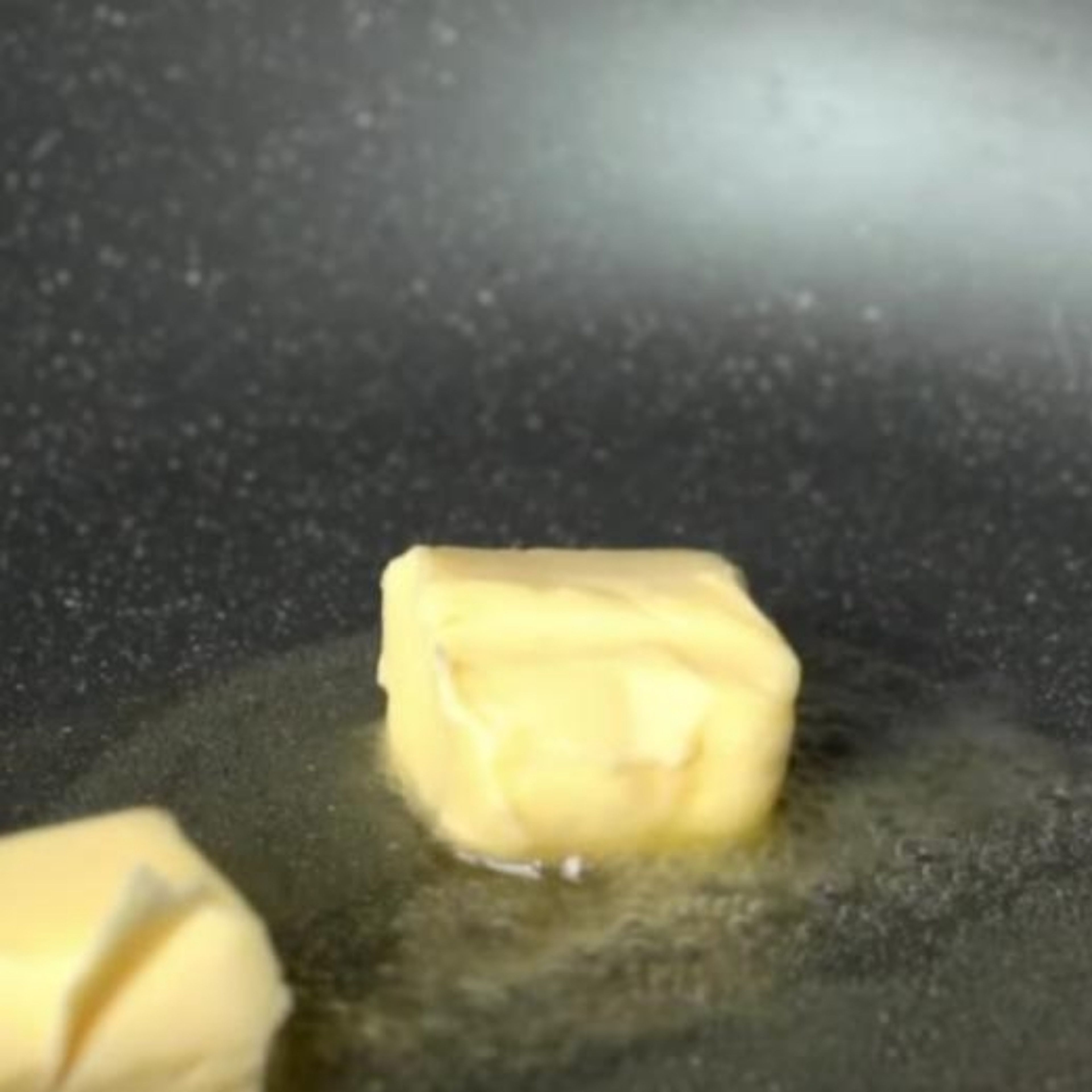 Öl und das Butter zusammen in die Pfanne geben und schmelzen lassen.
