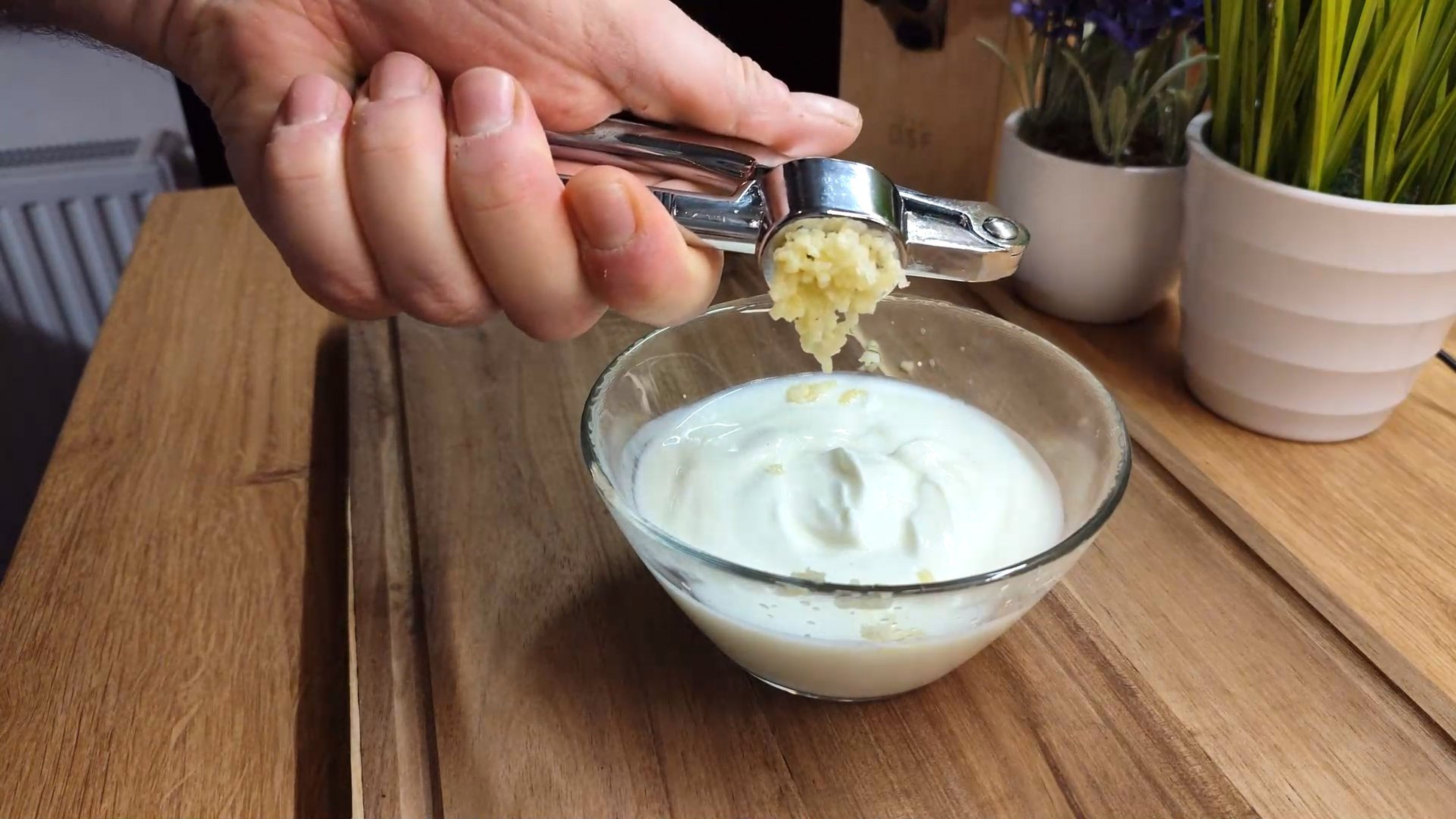 Die Knoblauchzehen in den Naturjoghurt pressen, gut vermengen.
