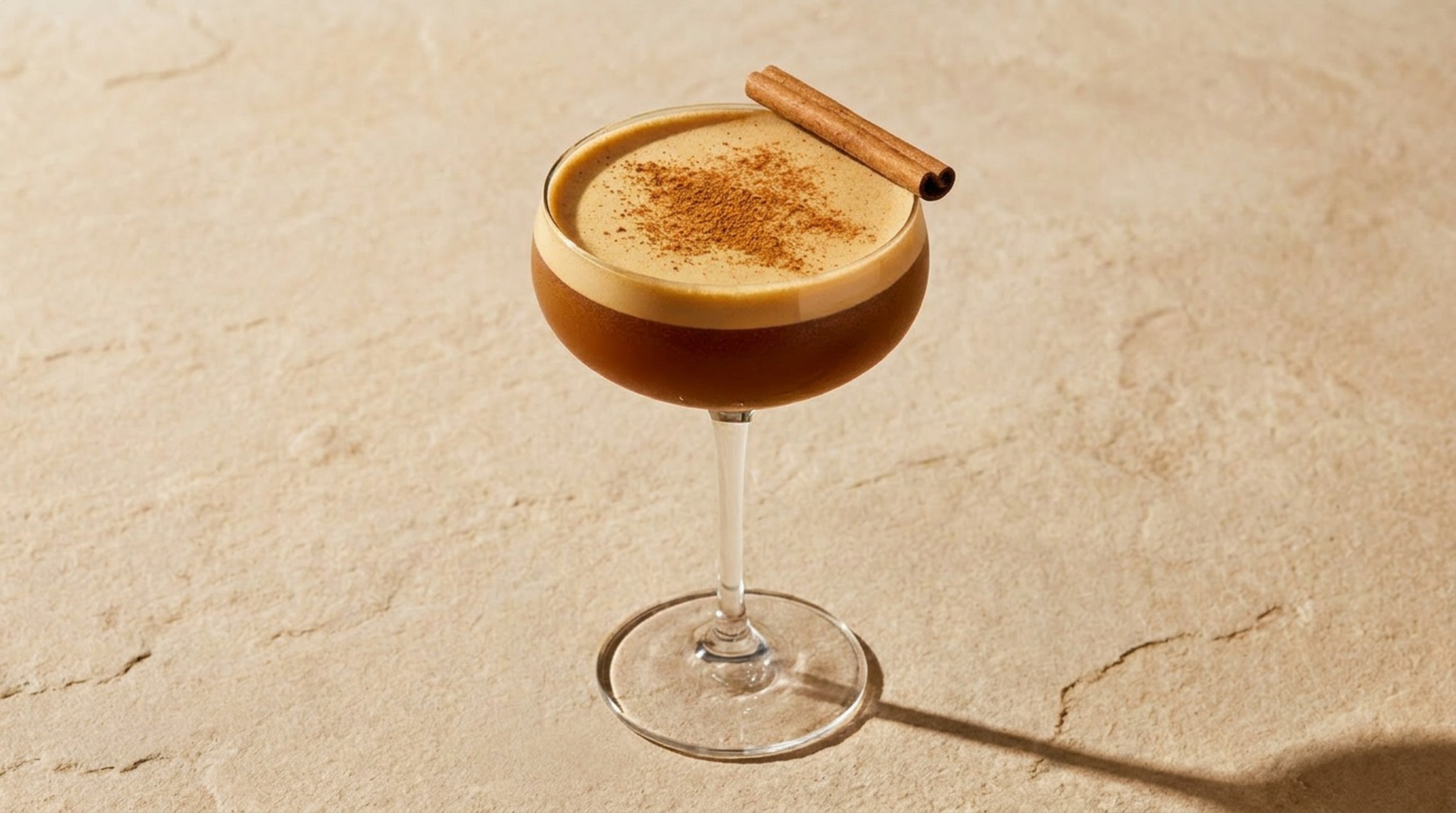 Würziger Chai Espresso Martini mit Zimt und Kardamom