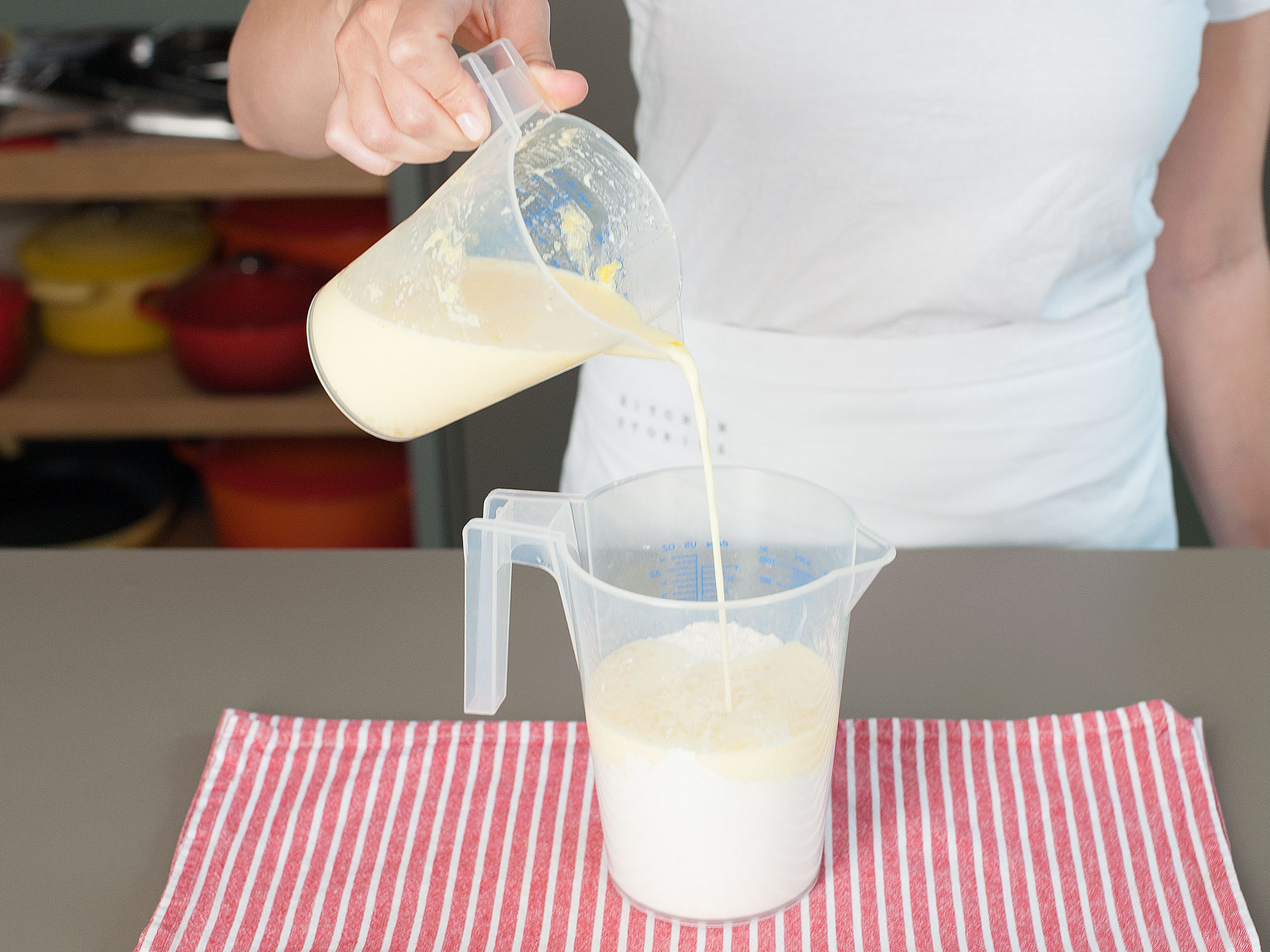 Die flüssige Milch-Ei-Masse zur Mehlmischung geben und gut verrühren. Der Teig soll etwas klumpig sein.