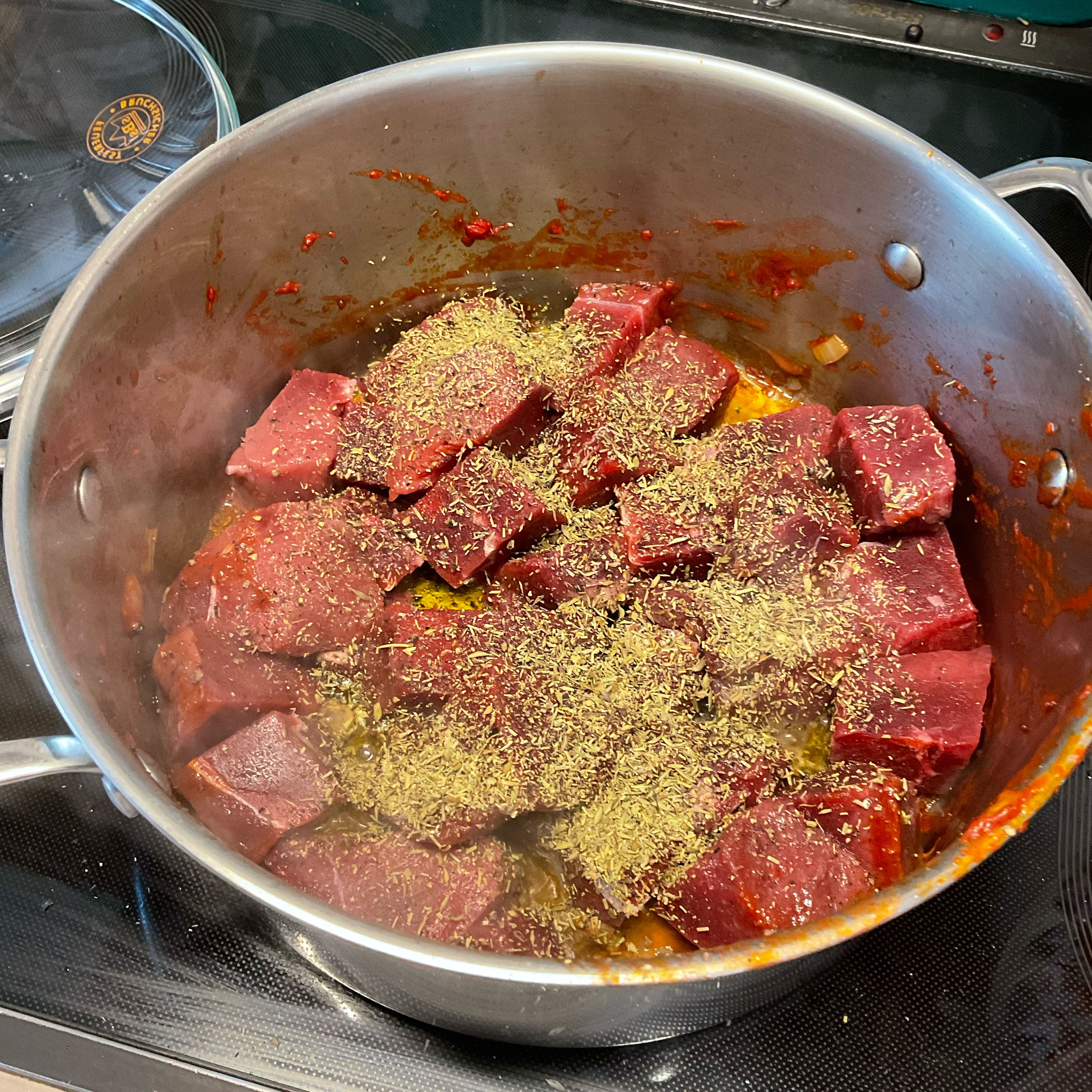 Das Gulaschfleisch im selben Topf mit 50 ml Rapsöl ebenfalls scharf anbraten. Mit ein, zwei Prisen Salz und Pfeffer würzen und Kräuter der Provence zugeben.