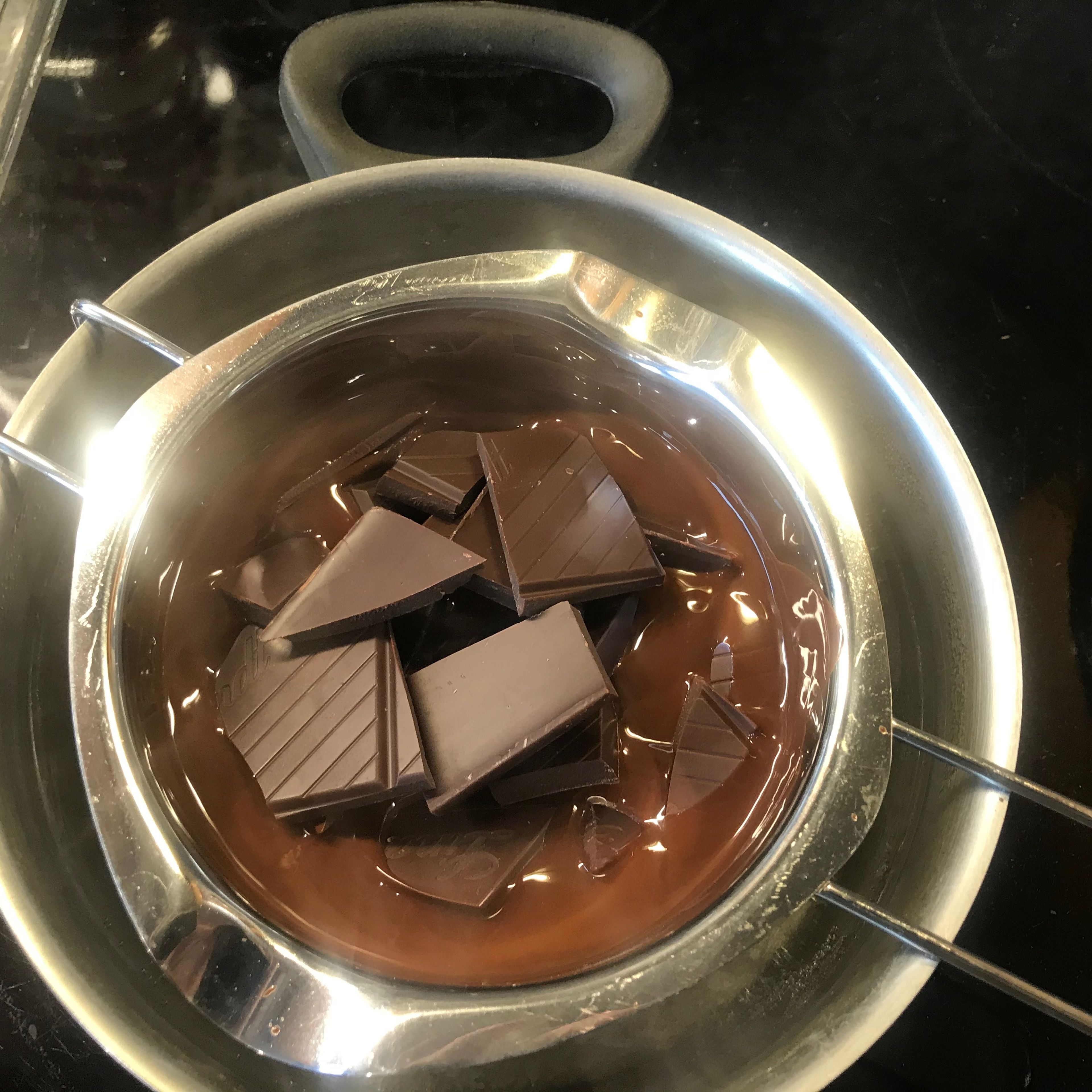 Zartbitter Schokolade schmelzen im Wasserbad . Sie können auch Kouvertüre nehmen. Bitte achten Sie auf Qualität. Je besser die Schokolade , desto besser wird die Mousse schmecken .