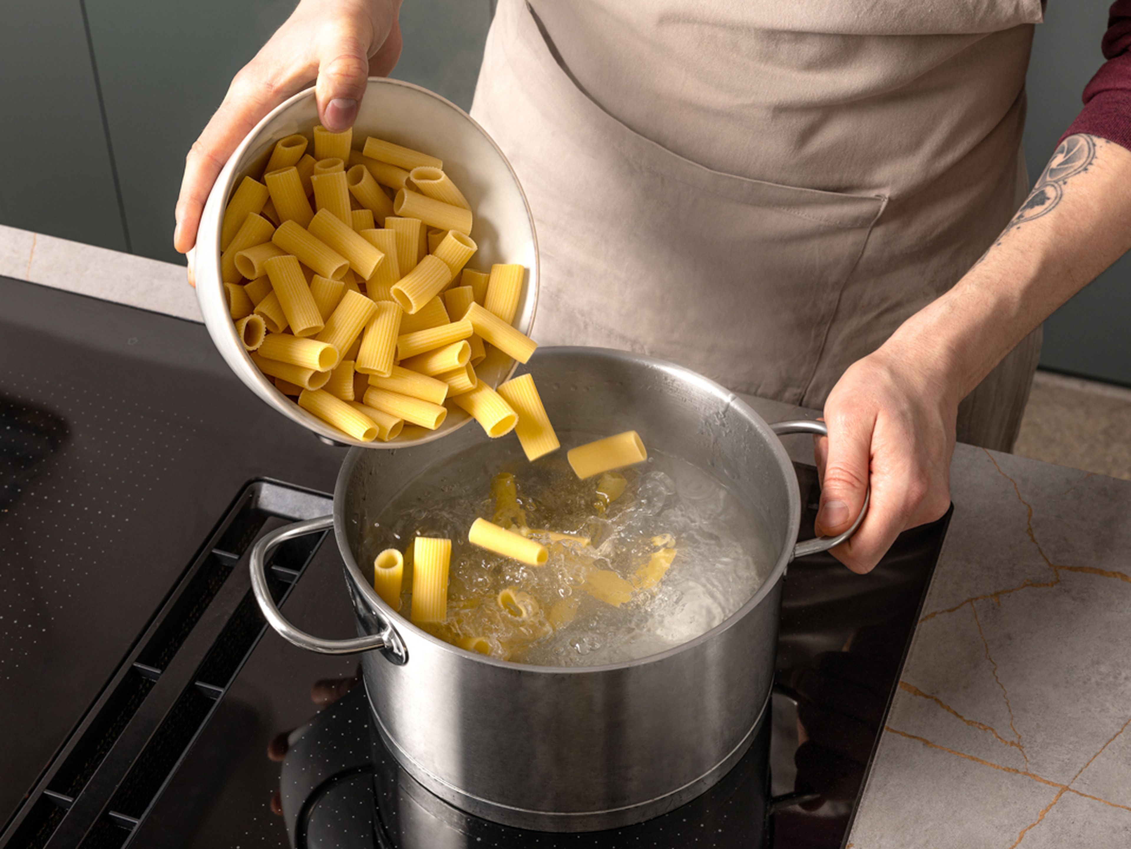 Fill a large pot with plenty of water, add salt and bring to a boil. Add pasta to boiling water and cook for approx. 2 min. shorter than your normal cooking time or package instructions. After about 5 min. of cooking, scoop up about 250 ml of the pasta water and set aside. At the end of cooking time, drain the pasta through a sieve.
