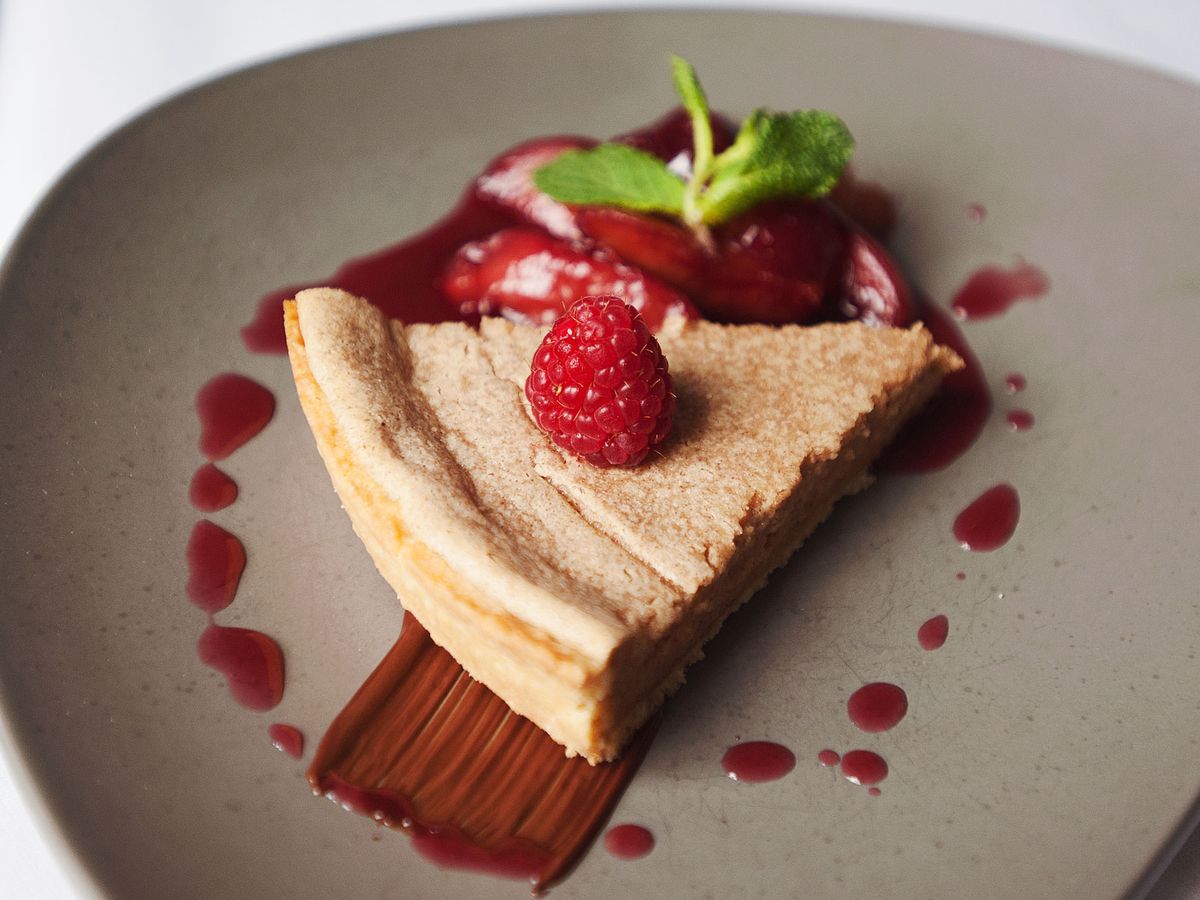 Speculaas cake with plum compote Recipe Kitchen Stories