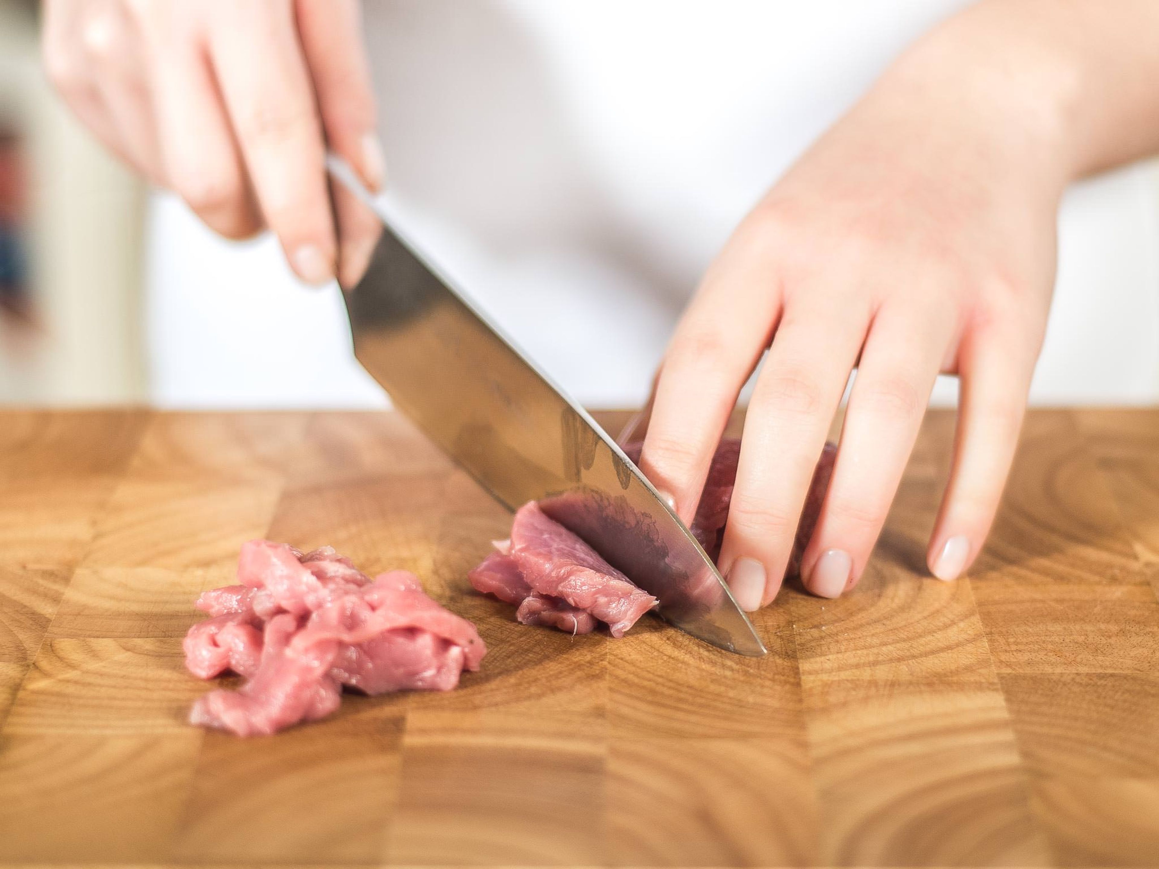Cut beef into approx. finger-thick slices.