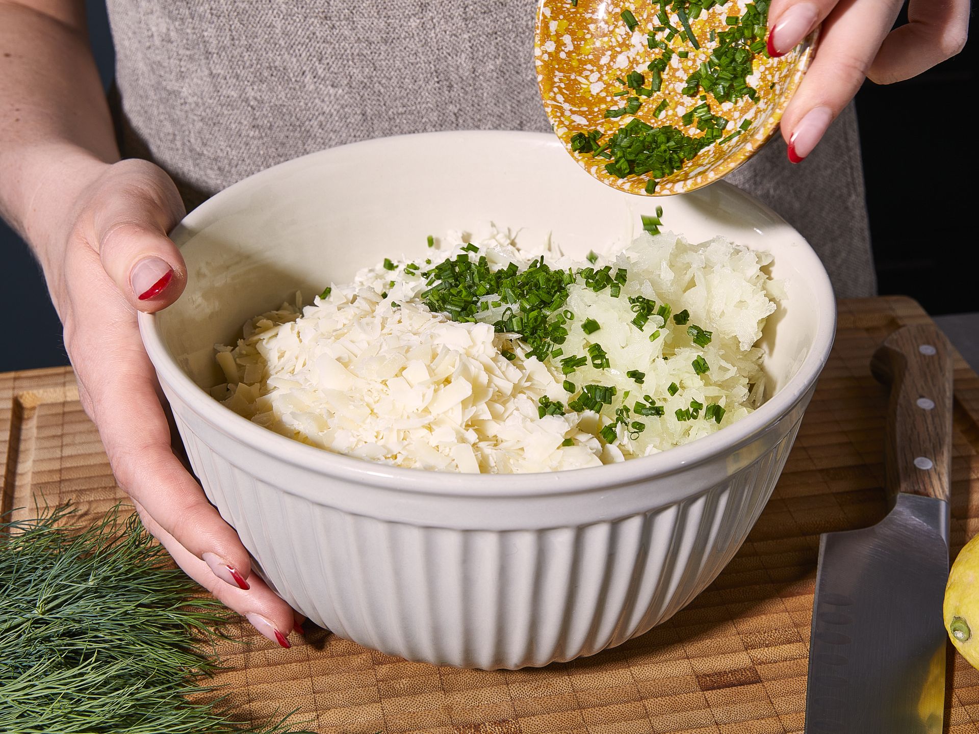 Knusprig-käsige Blumenkohl-Frikadellen mit Gurkensalat | Rezept ...