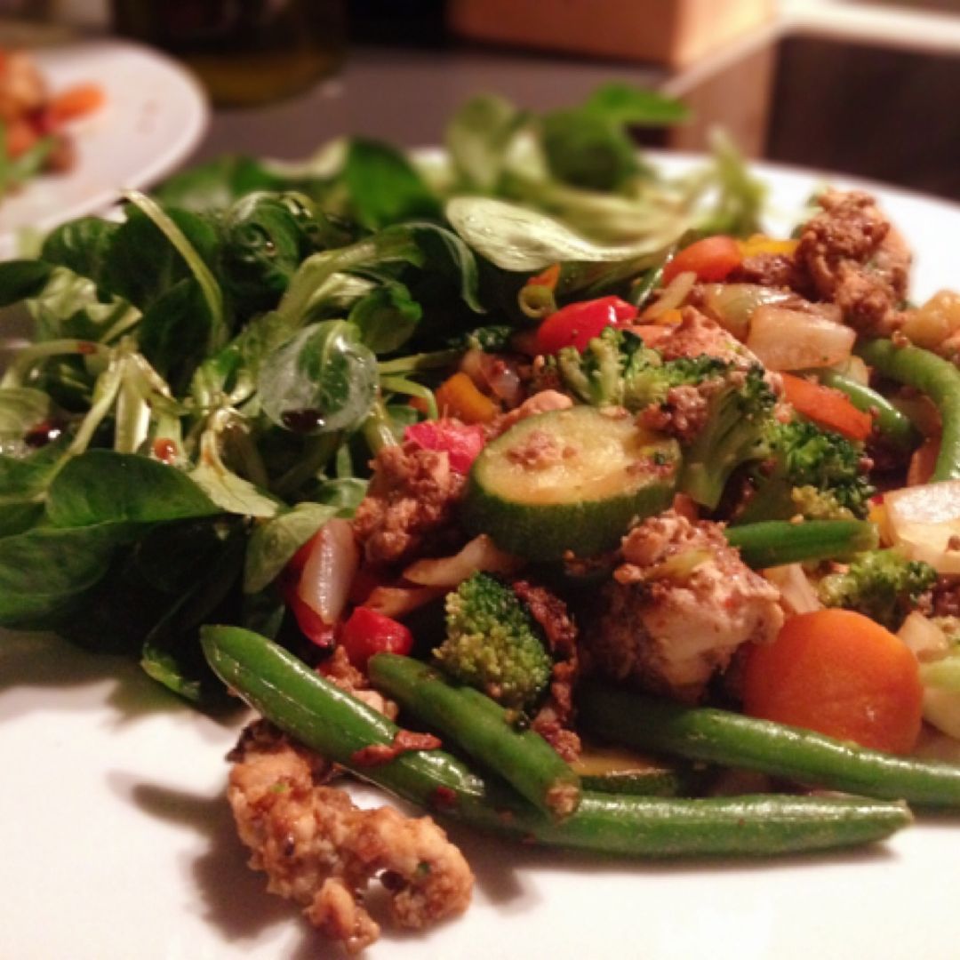Spicy chicken with vegetables and lamb's lettuce