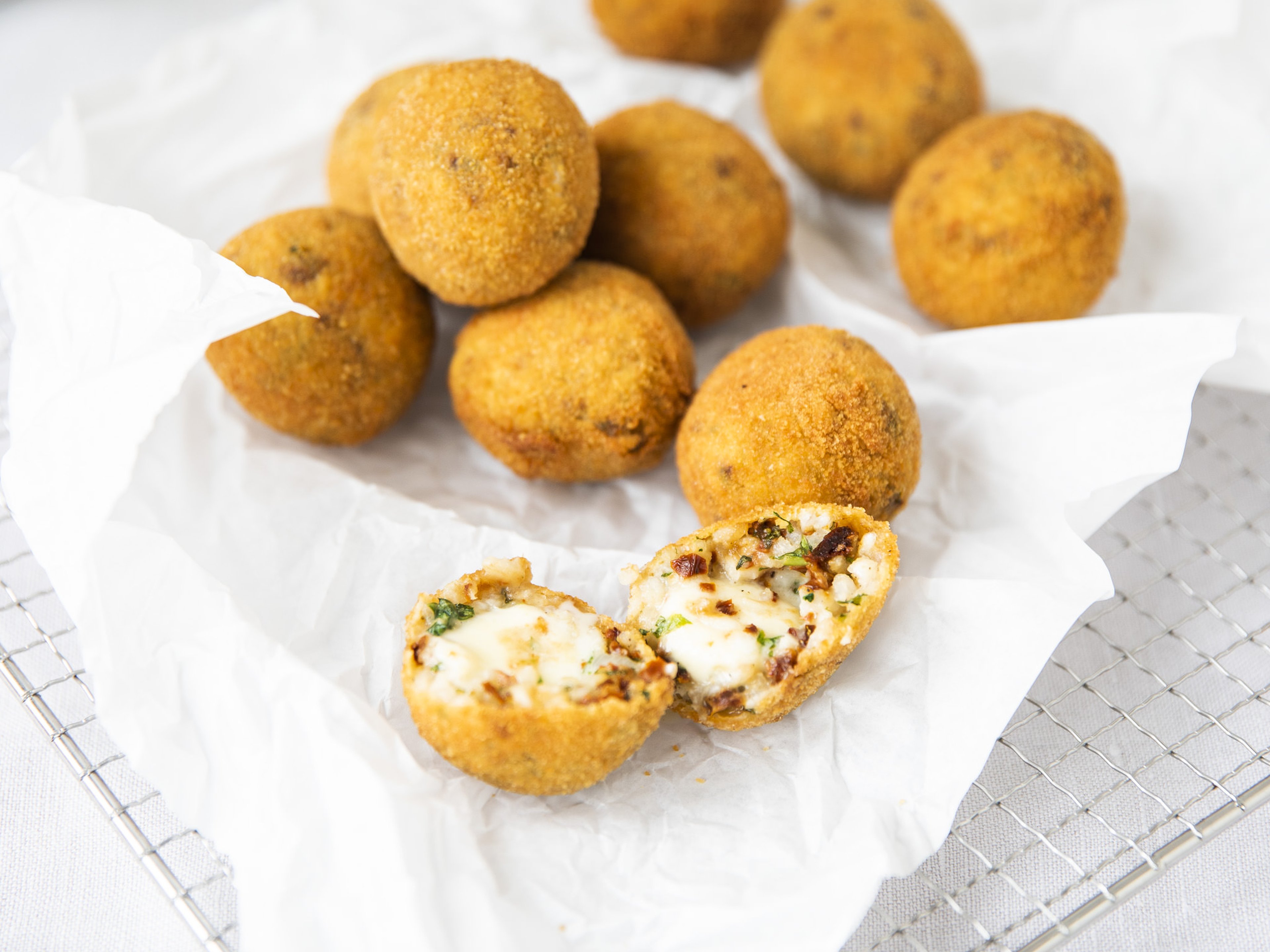 Einfache Mozzarella Arancini (gefüllte Reisbällchen) | Rezept | Kitchen ...