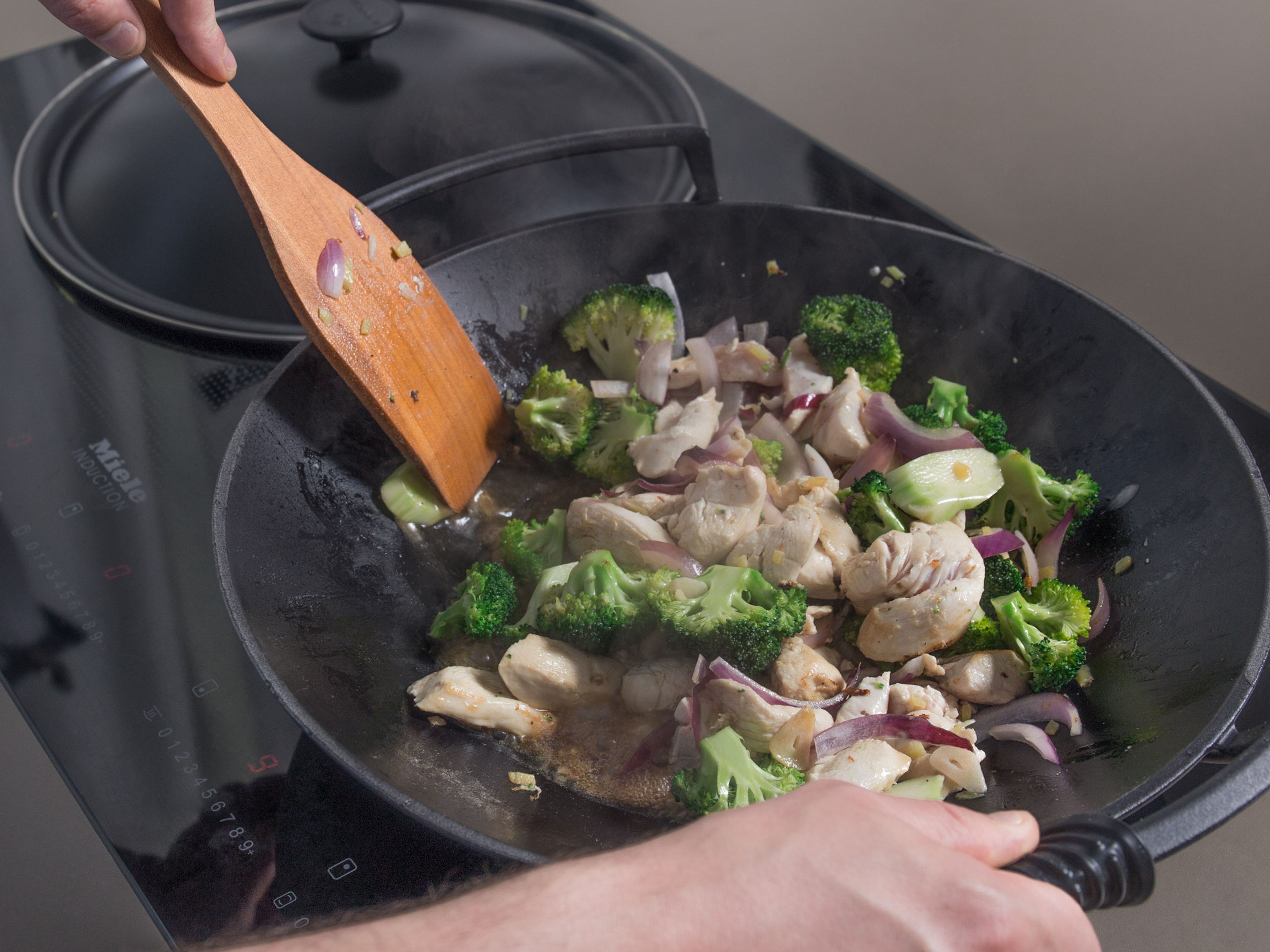 Heat peanut oil in wok and sauté garlic and ginger for approx. 2 min. Add chicken breast, onion, and broccoli and fry for approx. 3 – 5 min. Add chicken stock mixture and let simmer for approx. 3 – 5 min. Season with pepper. Add toasted peanuts, green onion, and cilantro to wok, then remove from heat and stir to combine. Enjoy!