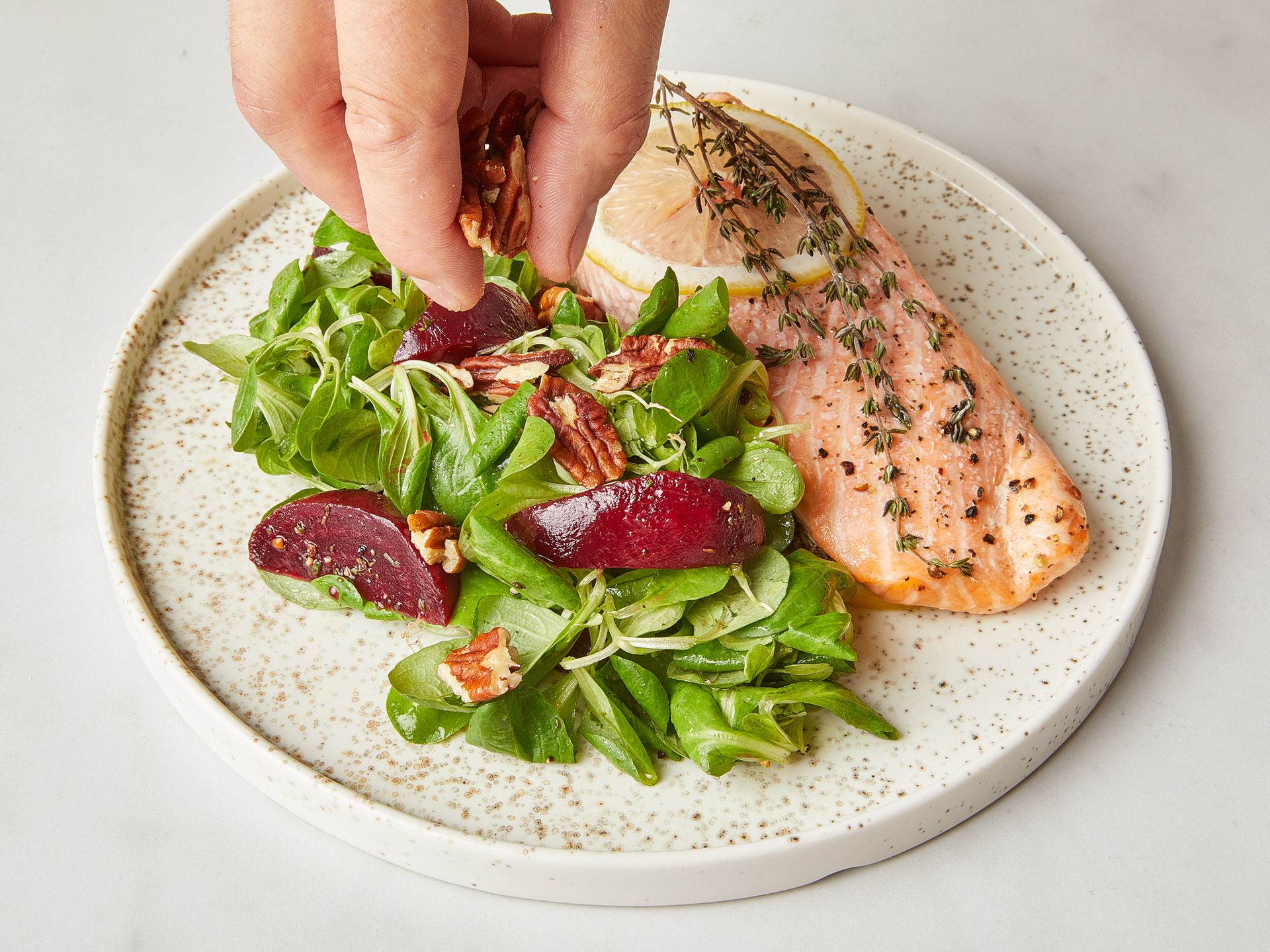 Lachs in Backpapier mit Rote-Bete-Salat | Rezept | Kitchen Stories