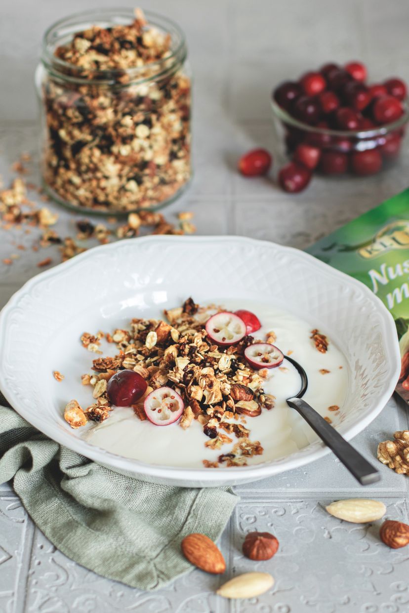 Crunchy Müsli mit Nüssen und Cranberries