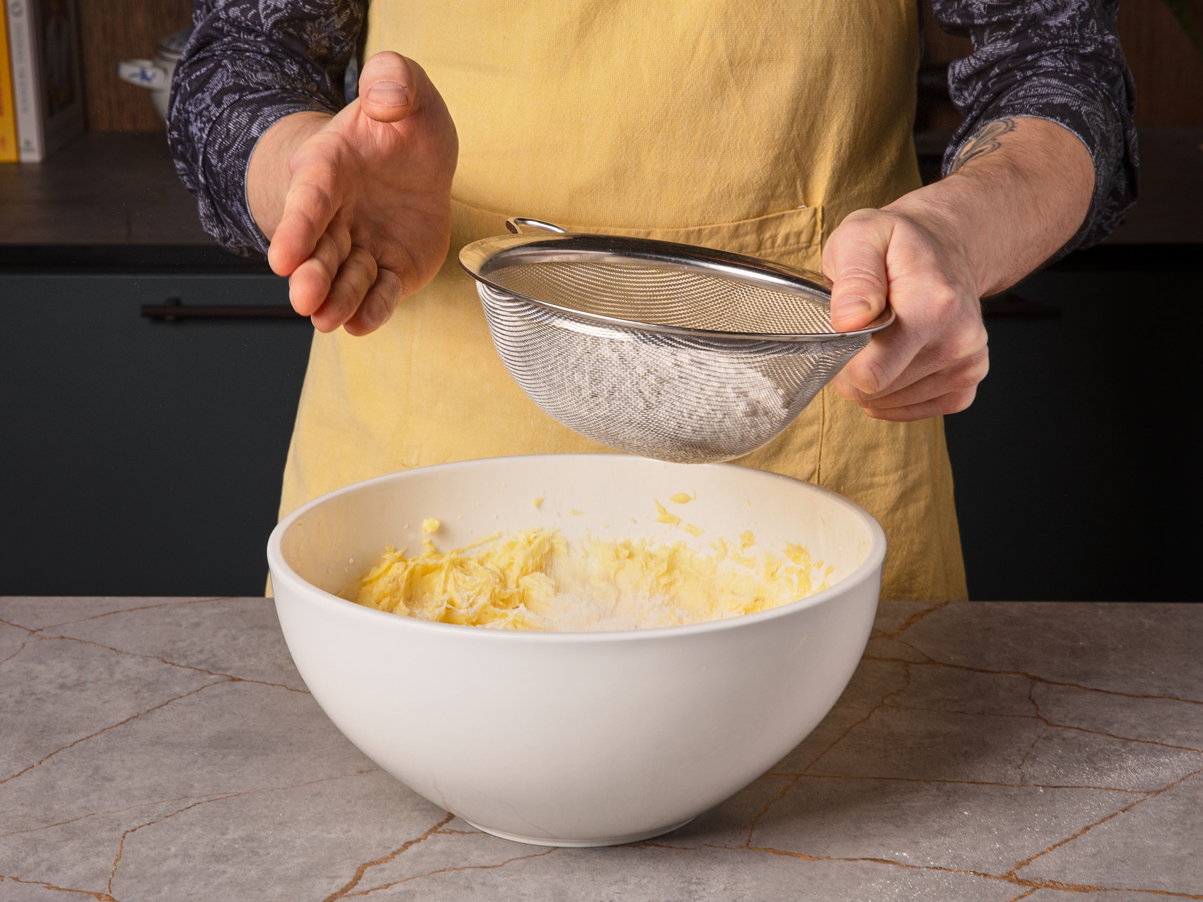 Mehl sieben und gut unterrühren. Anschließend die Eiweißmasse vorsichtig unter die Buttermasse heben. Den Teig in zwei gleich große Portionen teilen, Kakaopulver in eine Hälfte geben und gut verrühren.