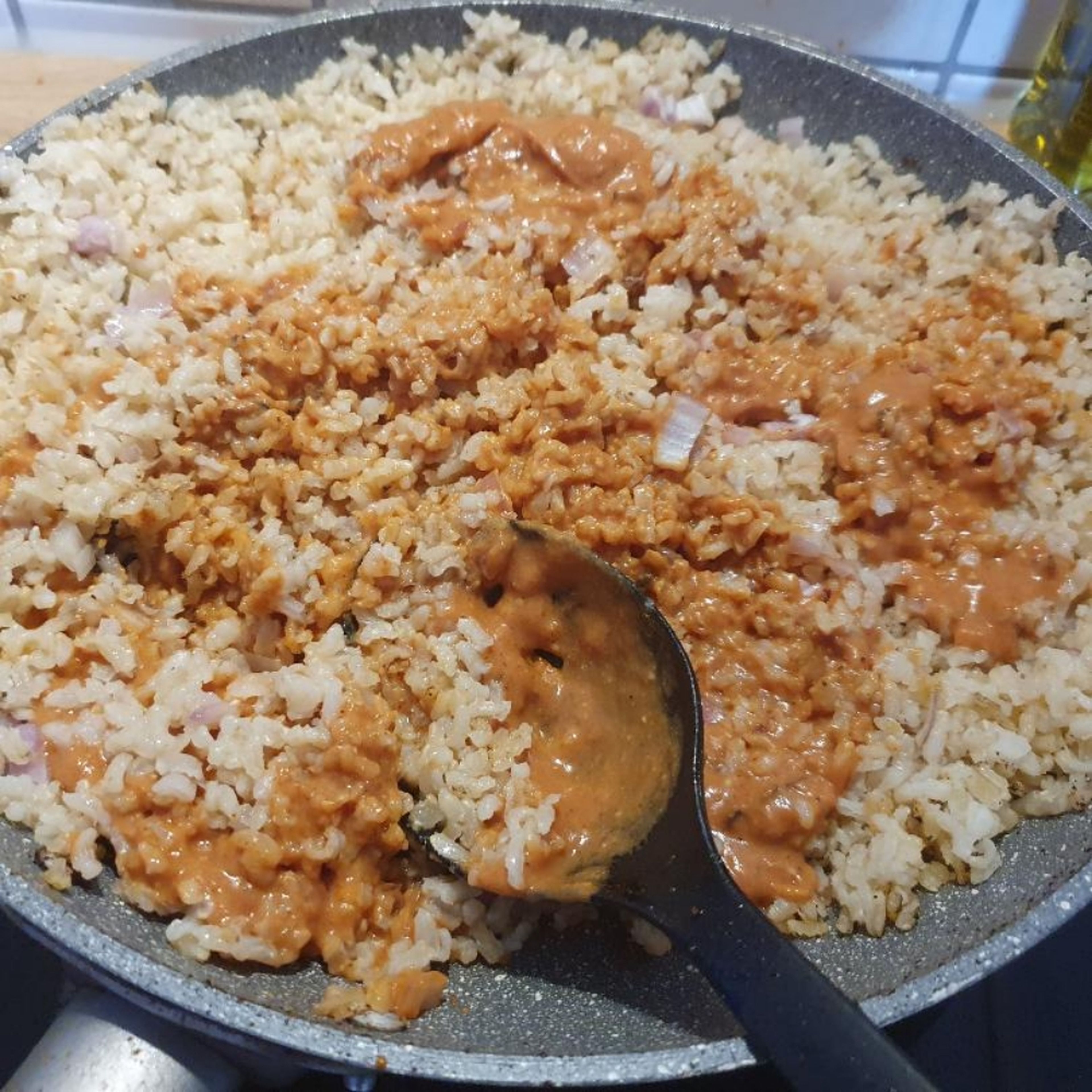 4-6 EL des Currys und die Cashewkerne zum Reis hinzugeben und mitbraten. Nach Geschmack salzen.