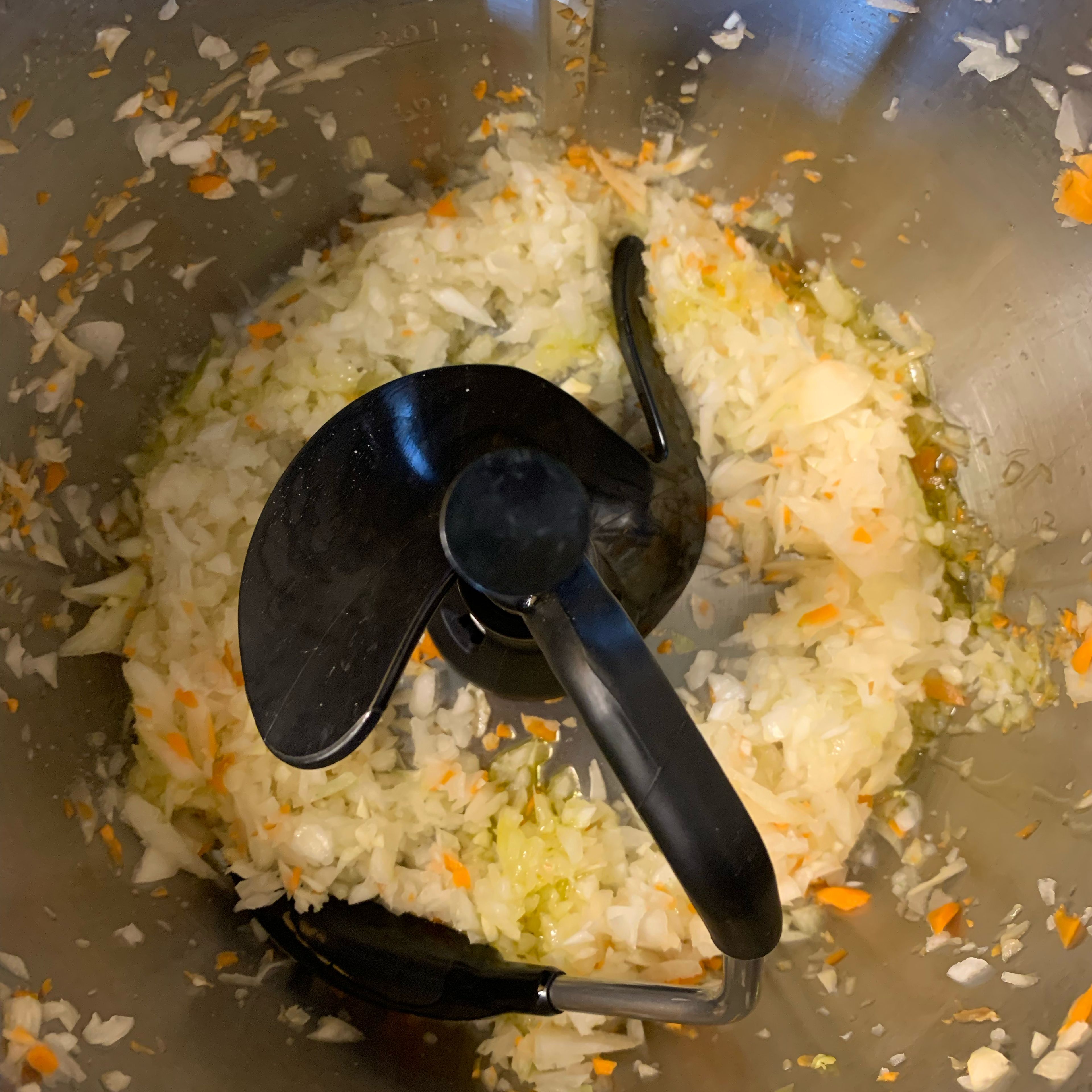 Karotten und Fenchel in eine andere Schüssel umfüllen. Dann die Zwiebel und Knoblauch schälen, den Deckel schließen, den Messerbecher einsetzen und ebenfalls auf Stufe zwölf 15 Sekunden lang häckseln (Universalmesser | Stufe 12 | 15 Sek.). Universalmesser entnehmen und 3D-Rührer einsetzten und mit Olivenöl 120° circa 5 Minuten anbraten ohne Messbecher (3D-Rührer | 120°C | 5 Min.). Anschließend zu den anderen Zutaten in die Schüssel umfüllen.