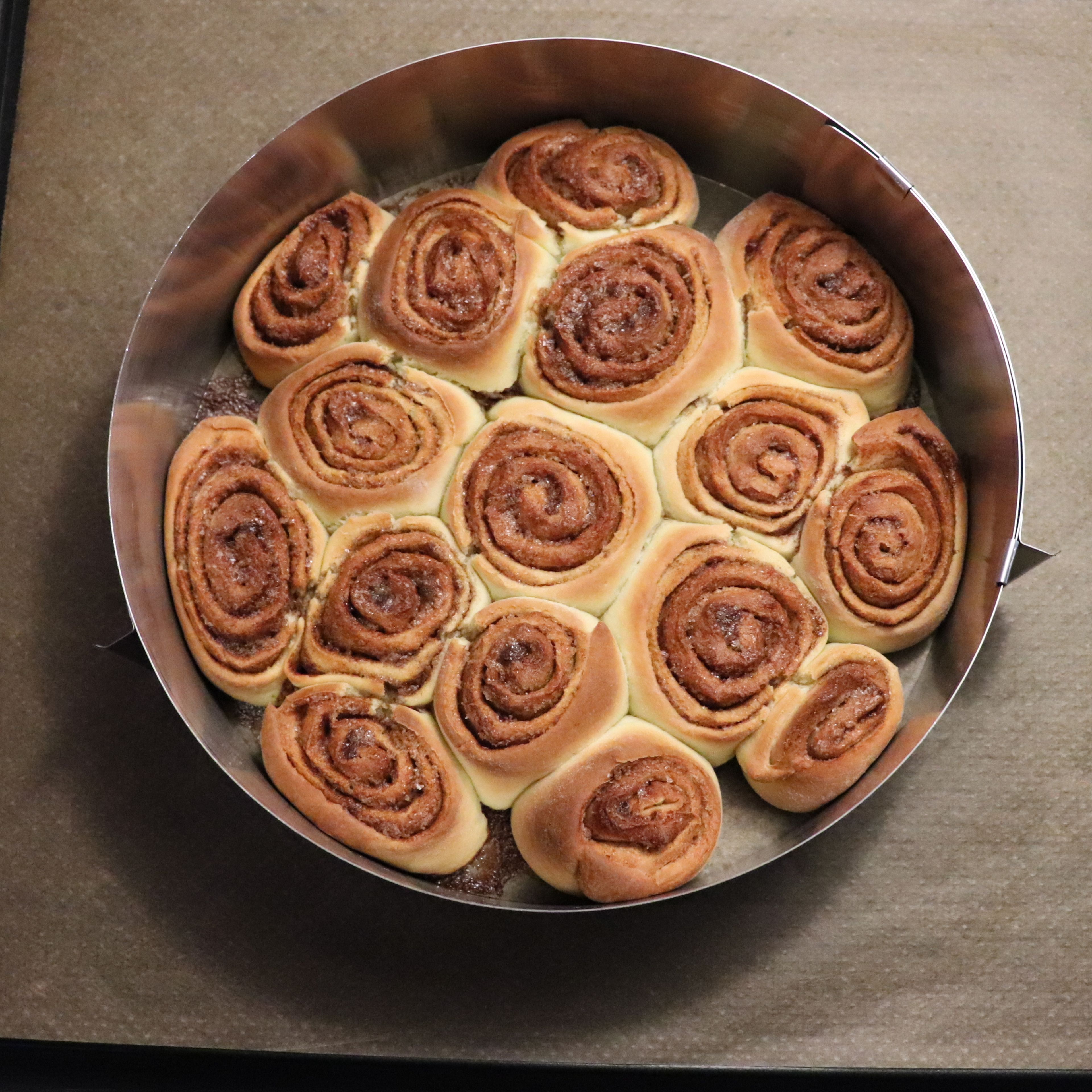 Die Zimtschnecken werden nun für 20-25 Min. auf mittlerer Schiene gebacken. Sie schmecken sowohl warm als auch abgekühlt. Guten Appetit!