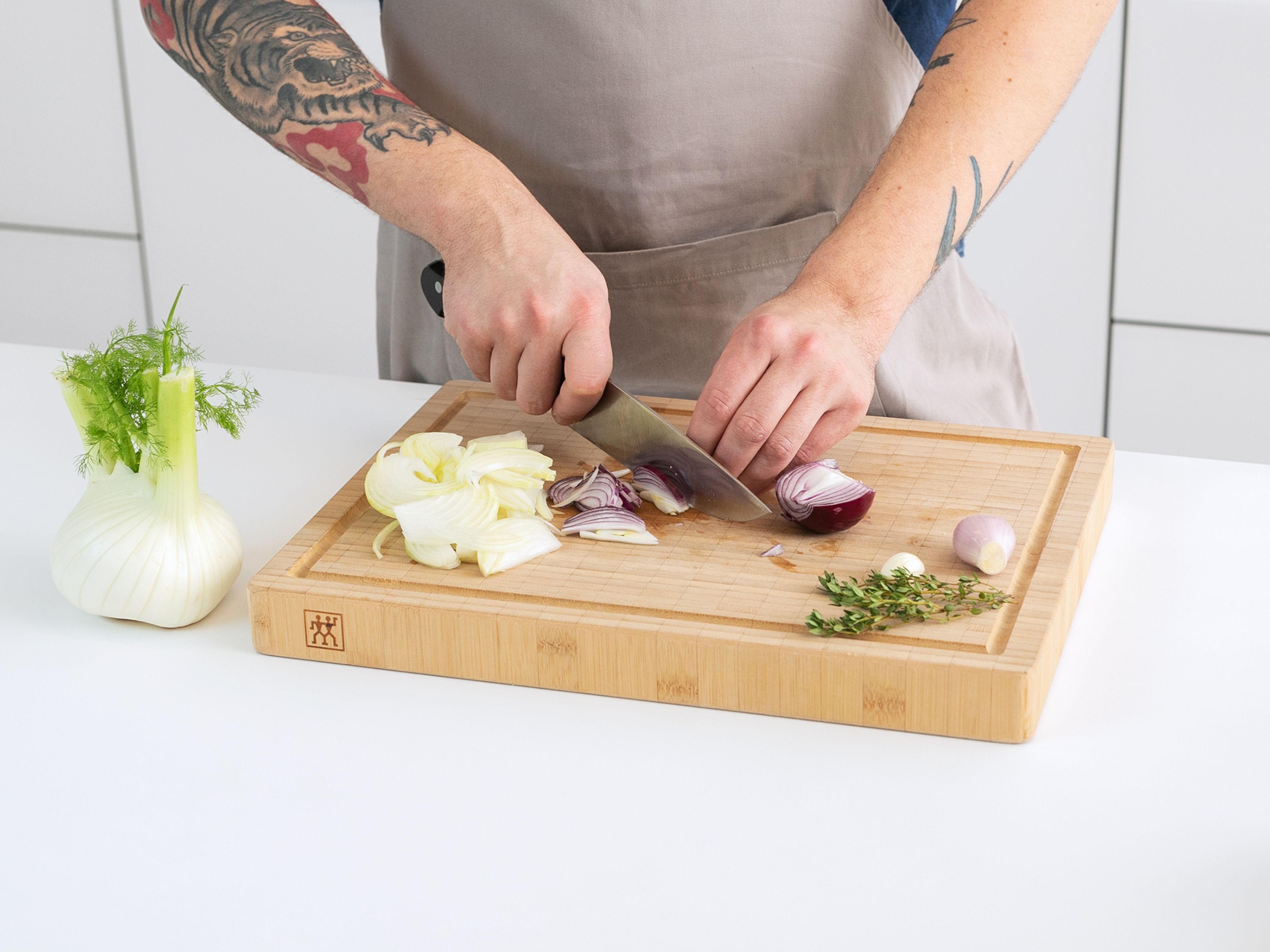 In the meantime, use a mandoline to thinly slice fennel, reserving any fronds for garnish. Peel and thinly slice onion, red onion, and shallot using the mandoline. Peel and mince garlic. Remove thyme leaves from sprigs. Slice mozzarella cheese.