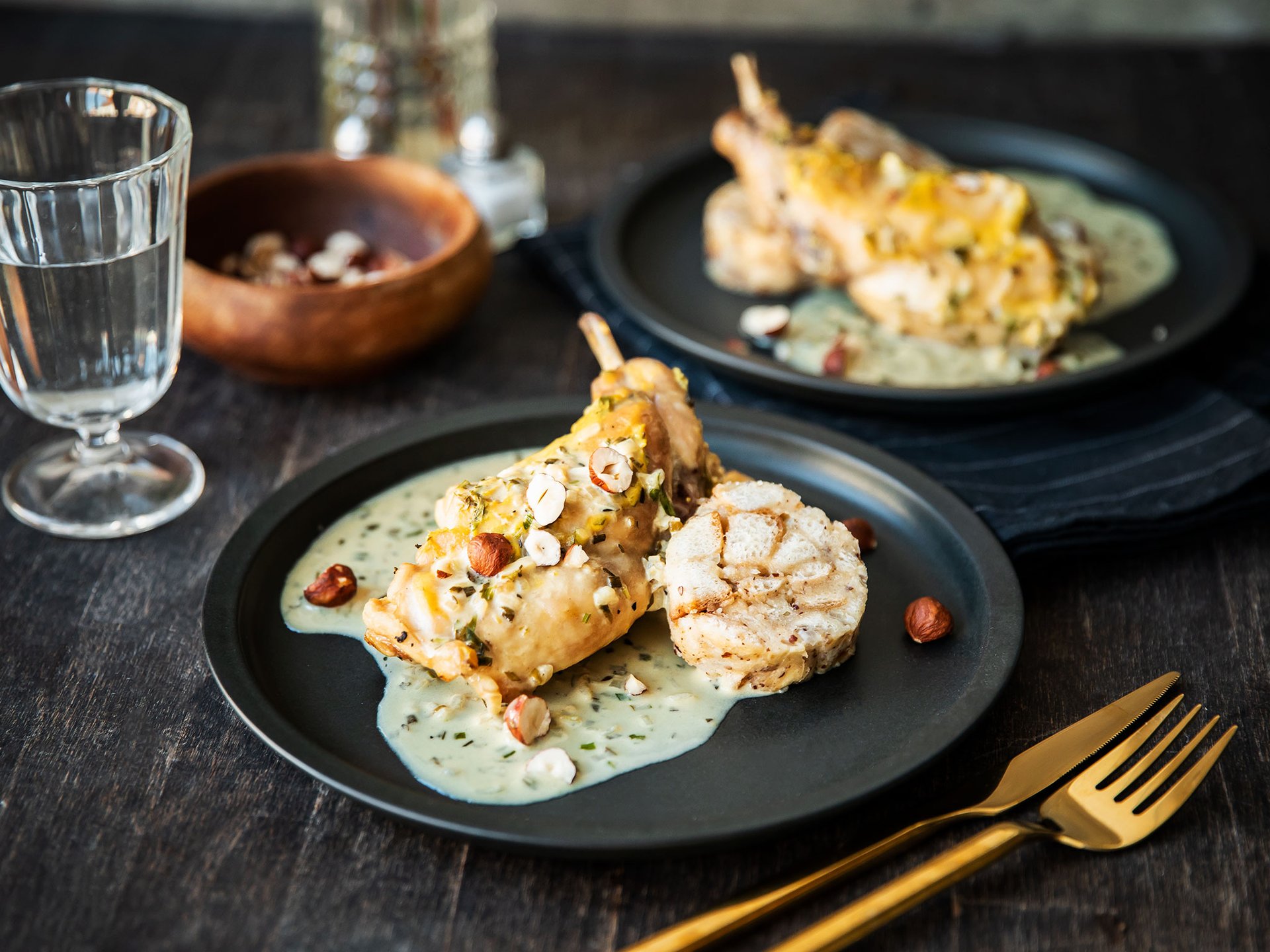 Geschmortes Kaninchen mit Senf-Estragon Marinade und Semmelknödeln ...