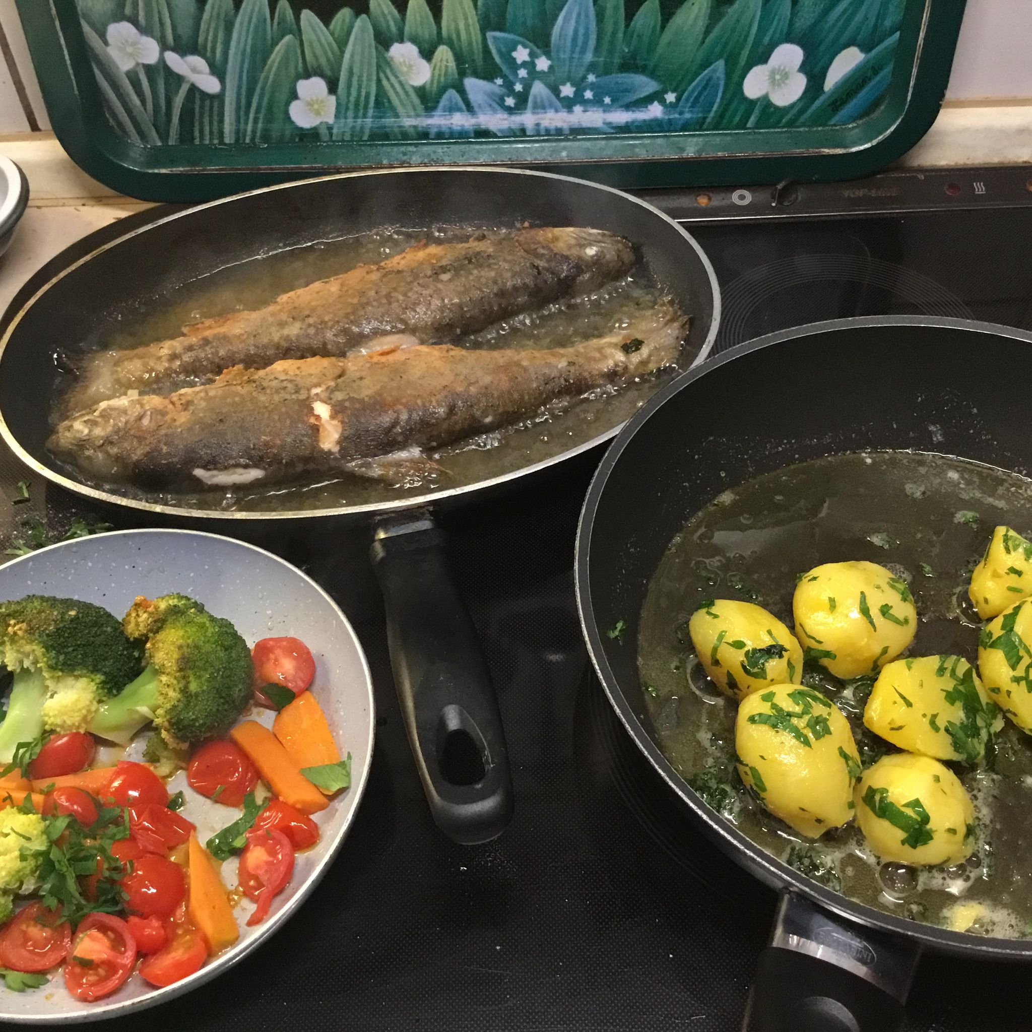 Forelle Müllerin, Petersilienkartoffeln, Saisongemüse | Rezept ...