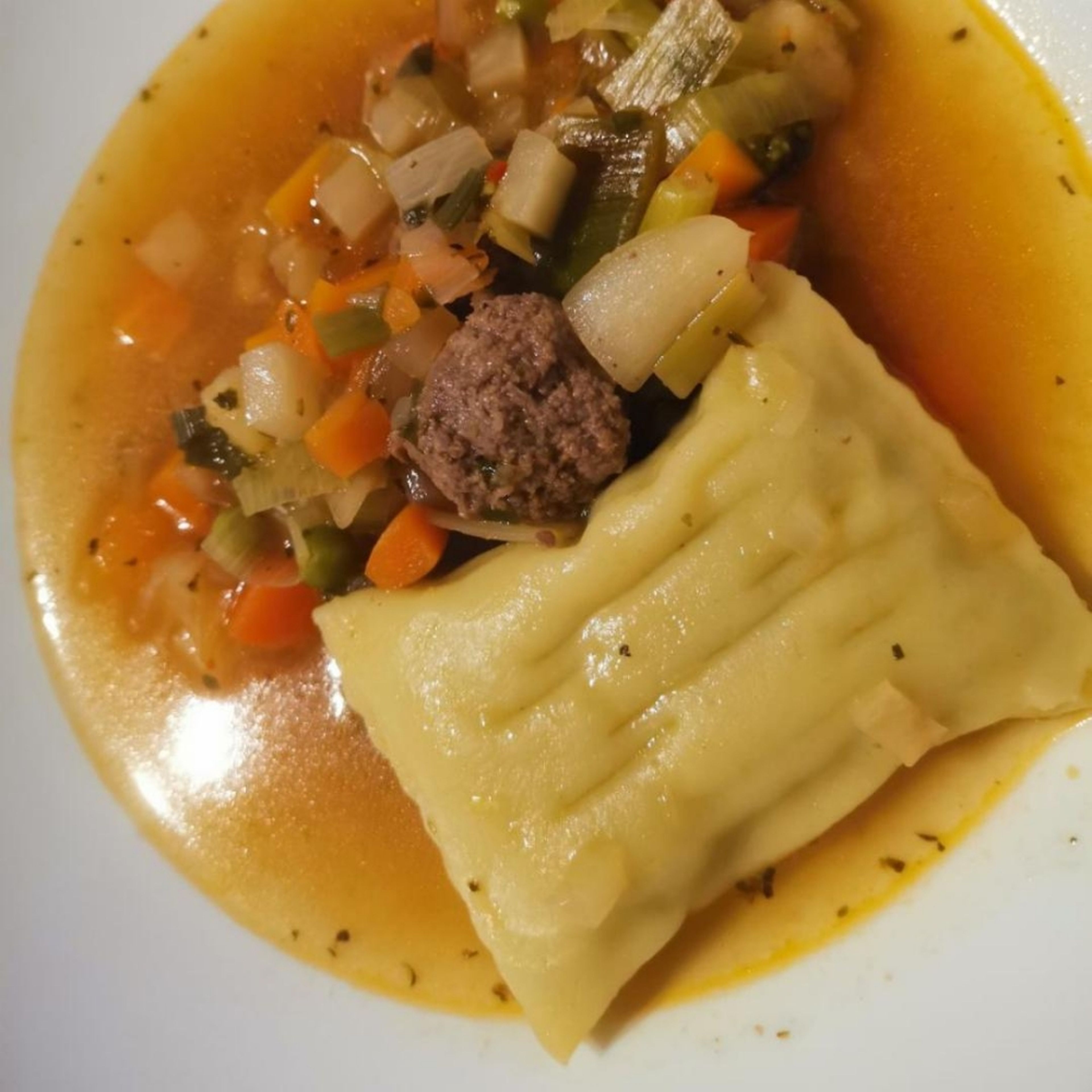 Abschließend werden die fertigen Maultaschen für 10 Minuten in die leicht siedene Suppe gelegt. Fertig ist der Salat... die Maultaschensuppe. Wer Zeit und Lust hat könnte die Taschen sicher selber machen, aber für den Alltag hat sich diese Version bewährt. Außerdem kann sie je nach Geschmack mit anderem Gemüse gekocht werden.