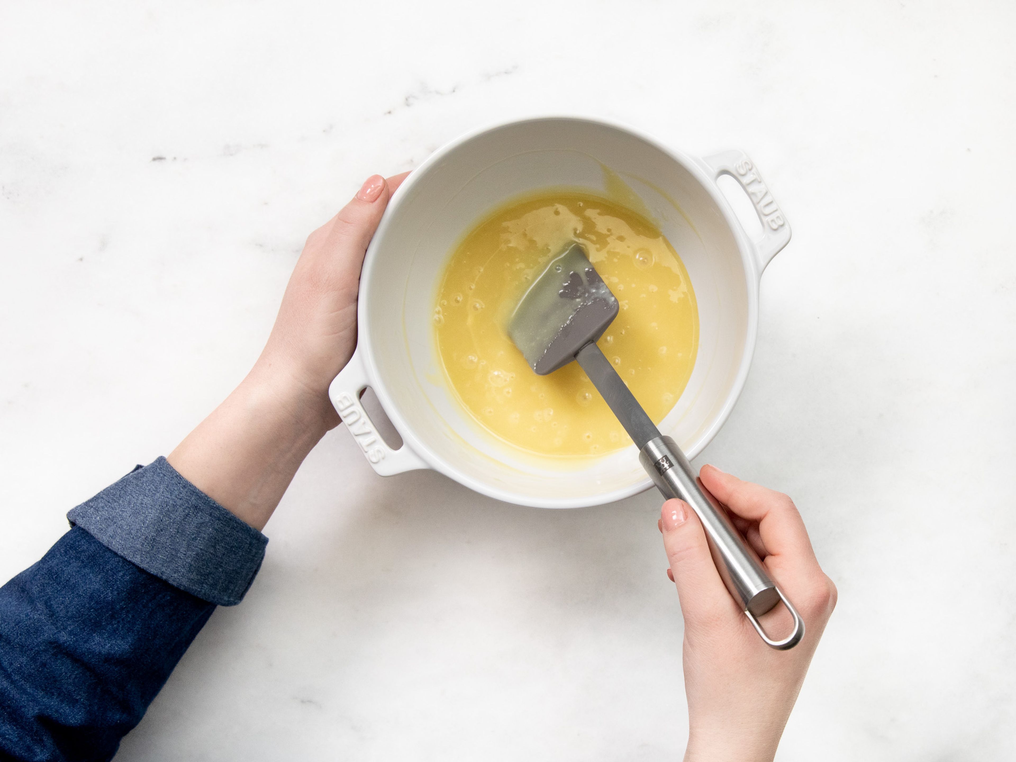 To prepare the frosting, add heavy cream to a saucepan and warm over medium-low heat. Chop white chocolate and add to a bowl and pour over the warmed heavy cream. Let sit for approx. 5 min., then stir to combine until chocolate is melted and smooth. Let the mixture cool for approx. 1 hr.