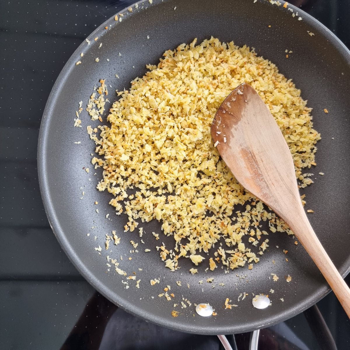 Pasta mit Sardellen und Knoblauchbröseln | Rezept | Kitchen Stories