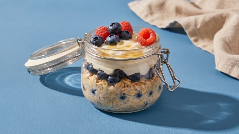Entspanntes Frühstück mit cremigen Overnight-Oats mit Skyr