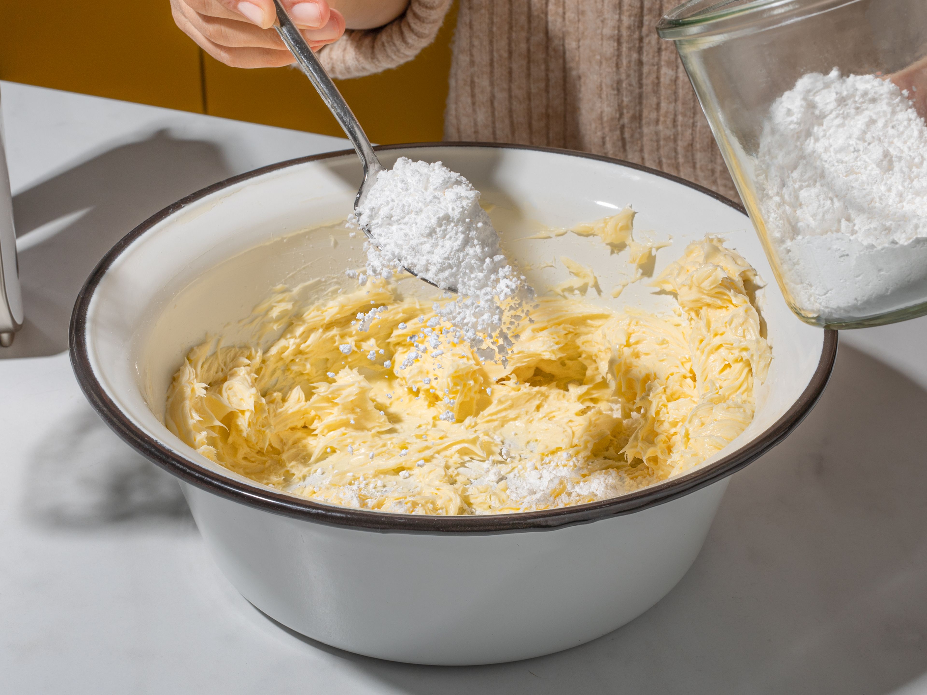 Für den Teig weiche Butter, Salz und Vanille Aroma Paste ca. 2 Min. cremig rühren. Löffelweise Mehl und Puderzucker dazugeben. Sobald ein grober Teig entstanden ist, alles mit den Händen zu einem geschmeidigen Teig kneten.