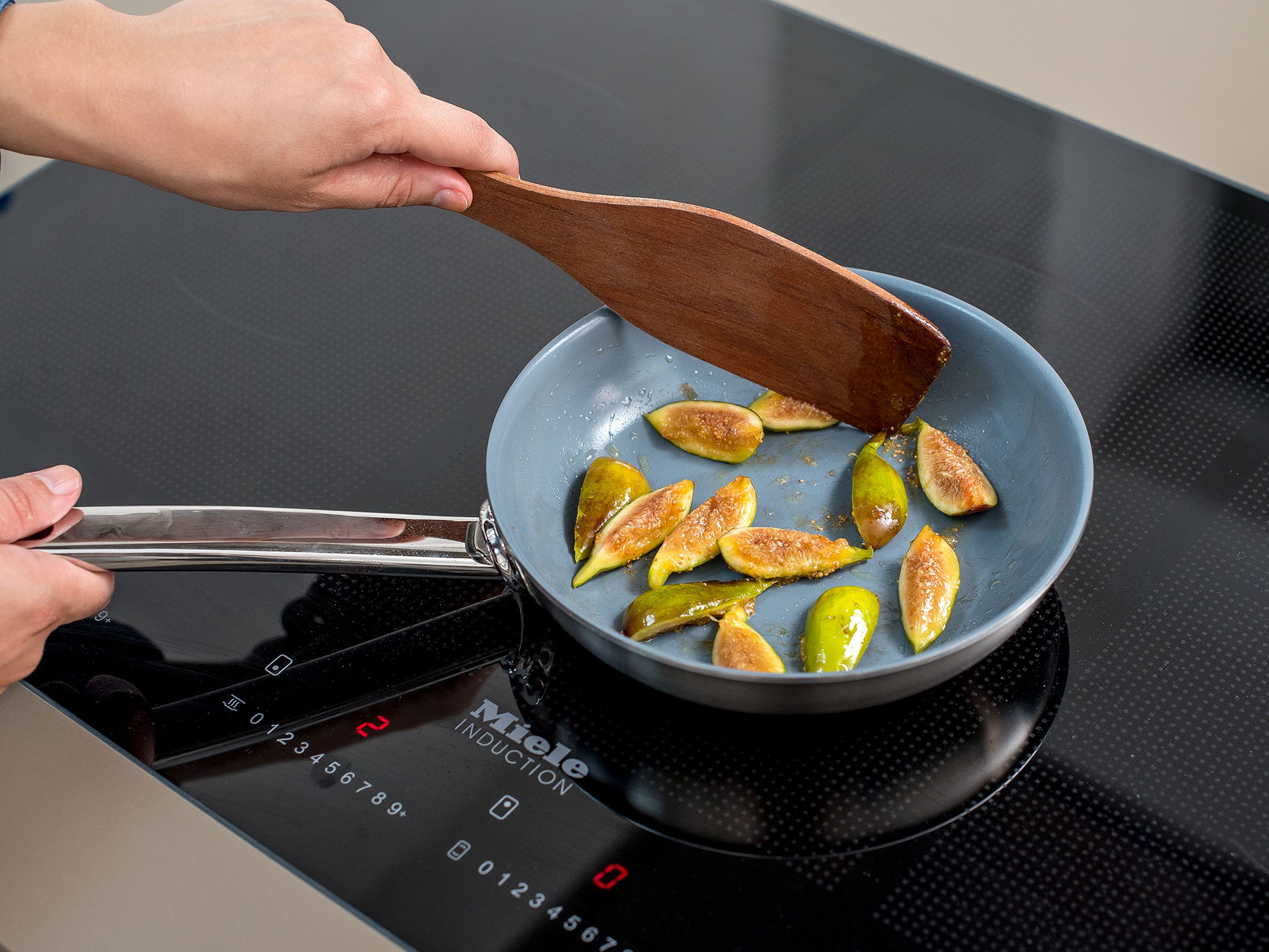 Quarter the figs. Heat oil in frying pan and fry figs for approx. 10 min., or until caramelized.