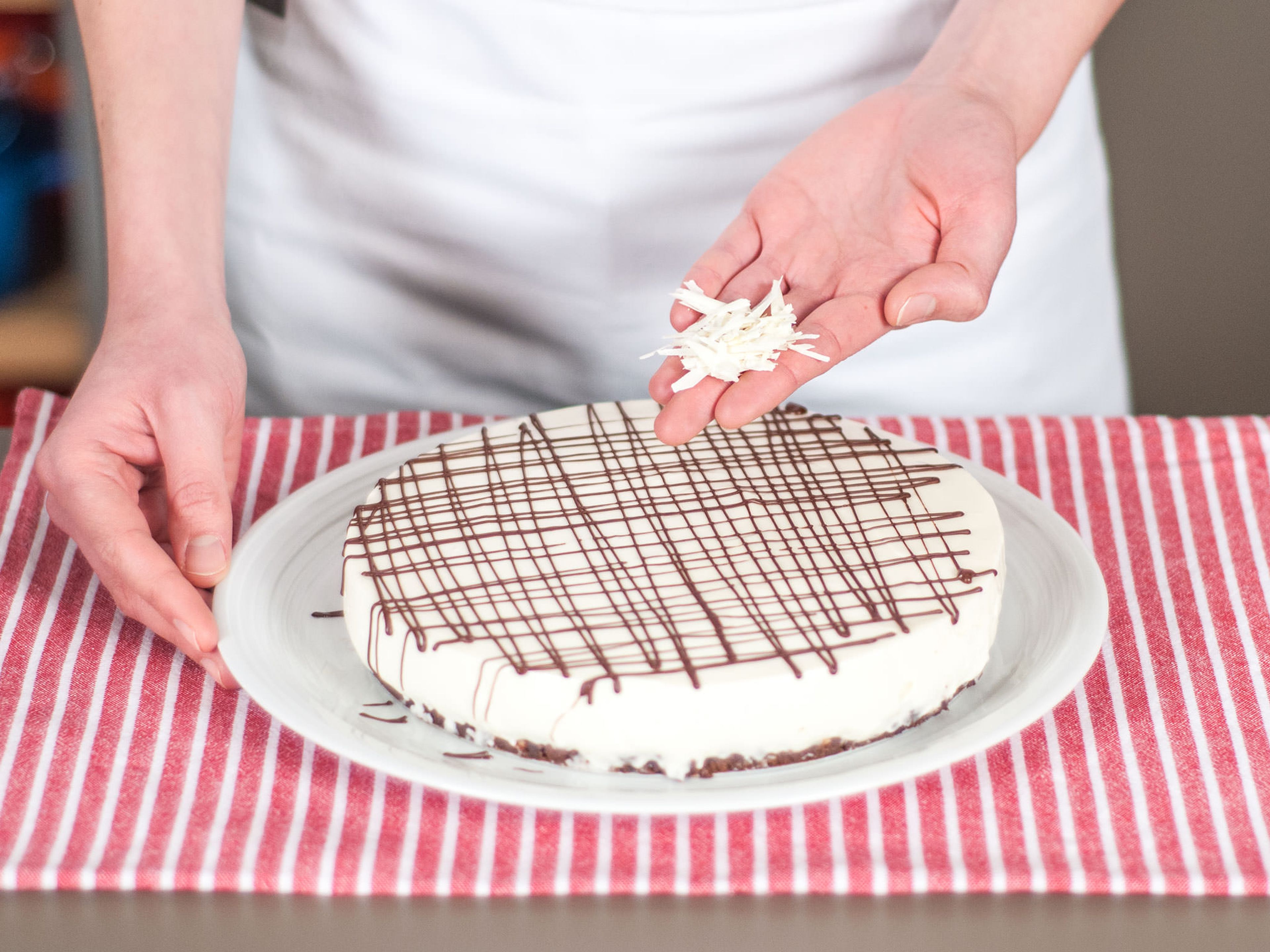 Before serving, decorate the cake with the melted bittersweet chocolate and grated white chocolate. Enjoy with a cup of coffee or tea!