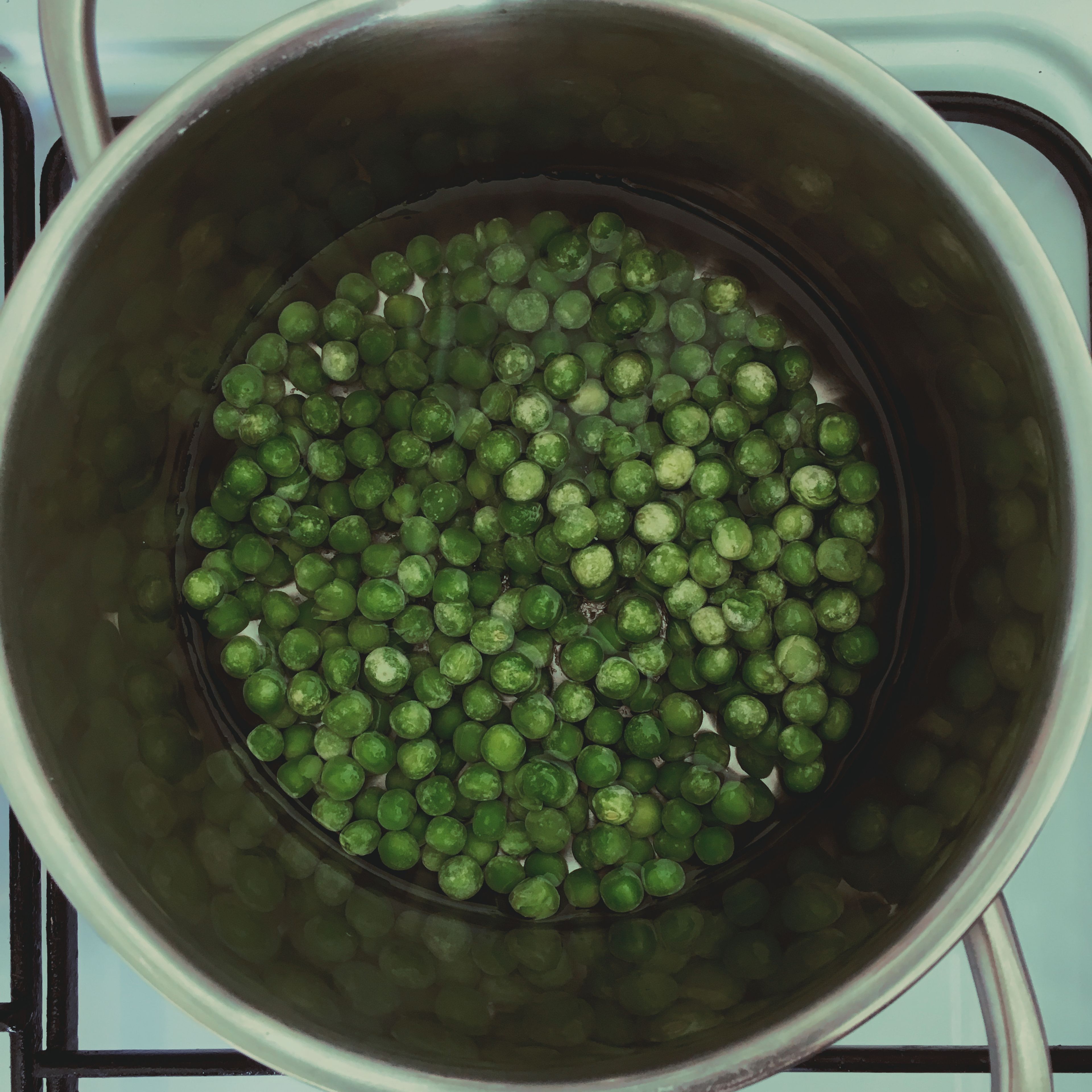 Add frozen peas to pot of boiling water and cook for approx. 4 - 6 min. Drain and rinse under cold water to stop the cooking process. Add to a bowl with avocado and mash until smooth.