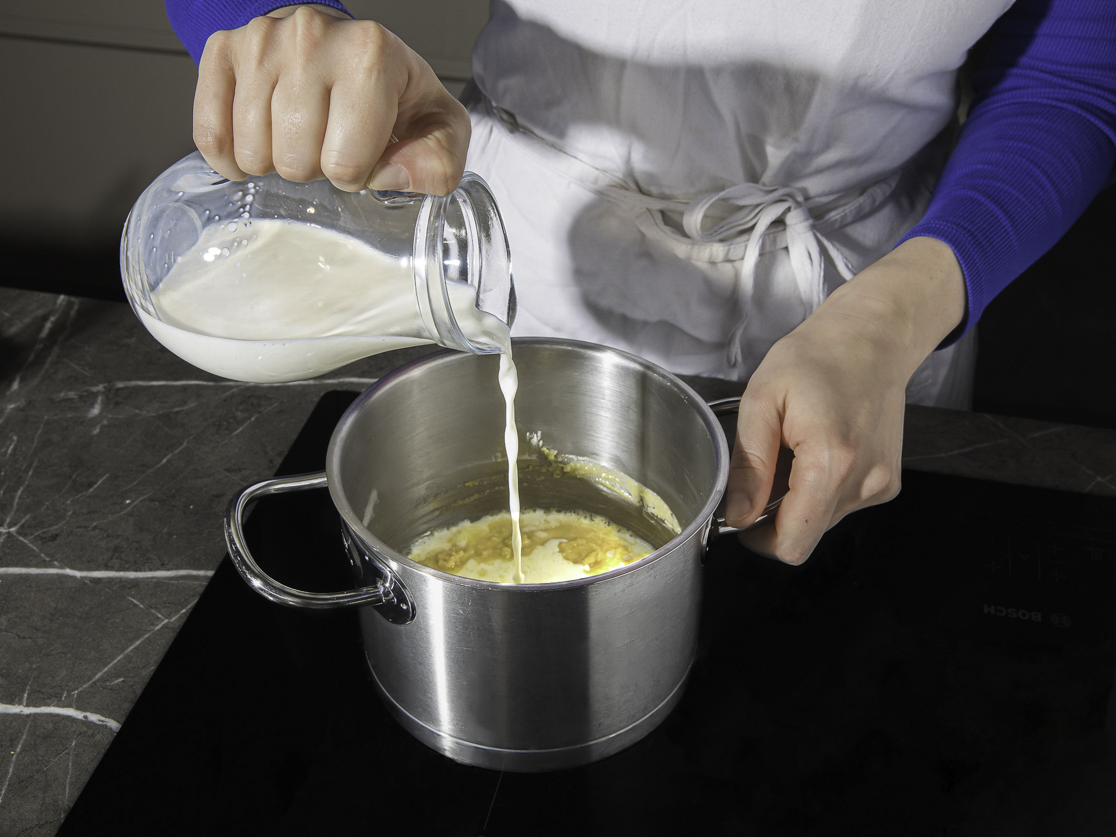 Den Ofen auf 190°C vorheizen. Den Gruyère-Käse reiben. Die Butter in einem kleinen Topf schmelzen und das Mehl schnell mit dem Schneebesen einrühren. Bei mittlerer Hitze ca. 2 Min. rühren, bis alles gut vermischt ist. Die Hälfte der Milch dazugeben und unter ständigem Rühren zum Kochen bringen. Die Béchamelsoße ca. 2–3 Min. köcheln lassen, bis sie eindickt. Mit Salz und Pfeffer abschmecken und beiseitestellen.