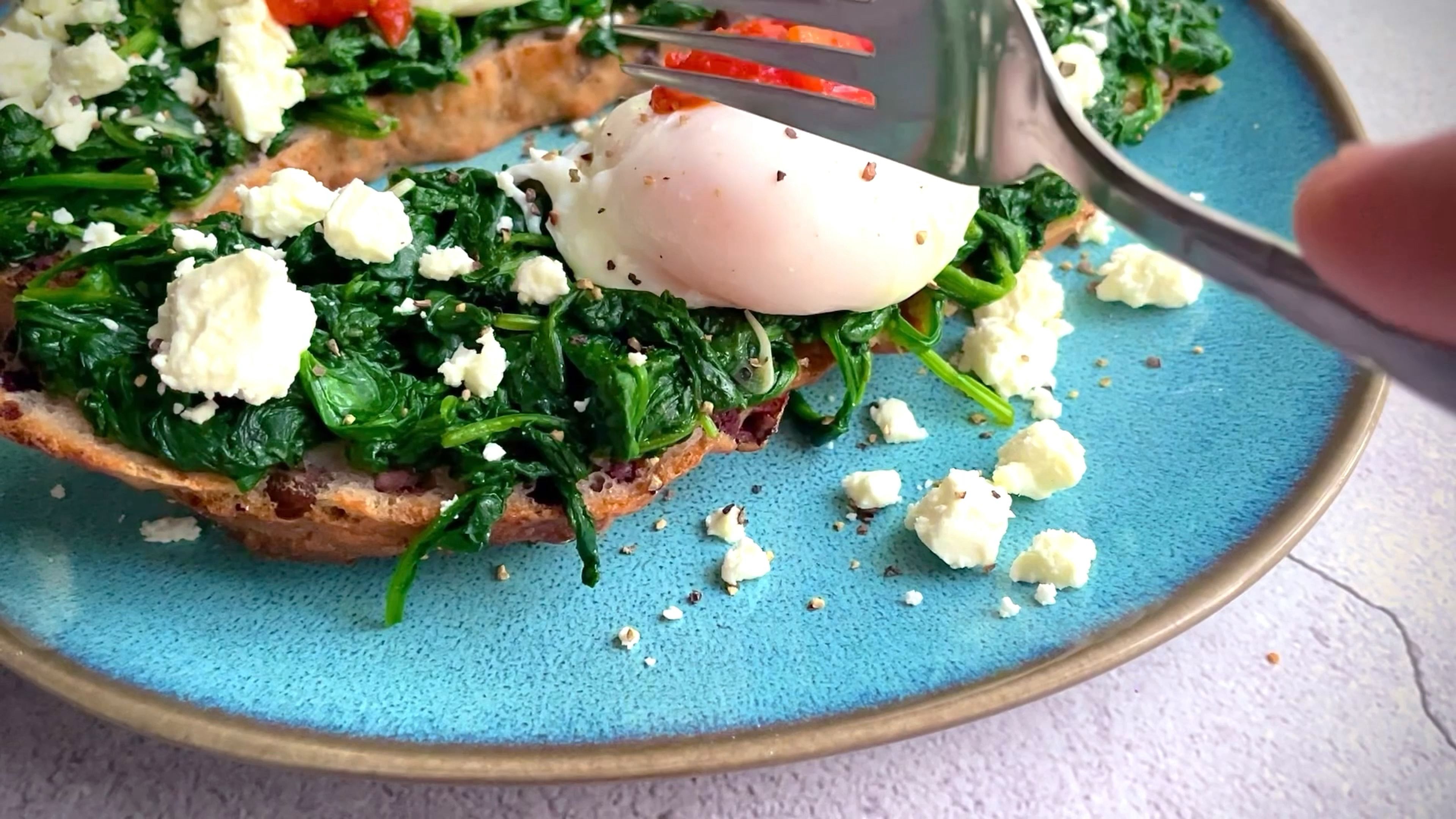 Zum Schluss die Brotscheiben auf einer Grillpfanne oder einem Grill kurz anrösten. Danach die Brotscheiben auf einem Teller ausrichten. Spinat auf dem Brot verteilen und das Pochierte Ei auf das Spinatbett legen. Etwas Salsa oder Sauce nach wahl mit kleinen Klecksen auf dem Ei/Brot verteilen. Den Feta zerbröseln und darüber streuen - Mit frisch gemahlenem Pfeffer würzen und Genießen - Bon Appetit