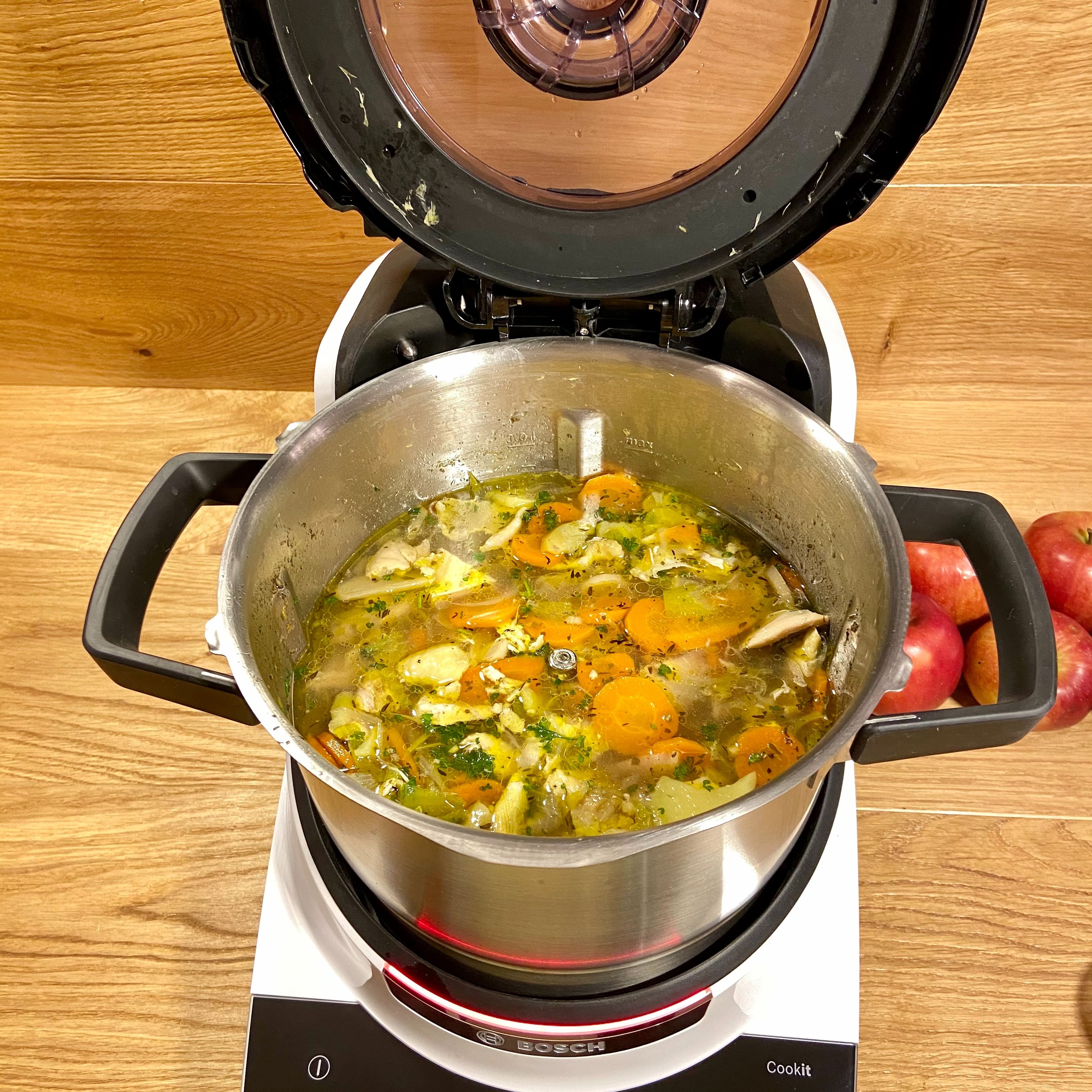 Das Suppenhuhn aus dem Cookit nehmen, abkühlen lassen, in mundgerechte ca. 2-3cm große Stücke zupfen und wieder in die Suppe geben. Dann nochmal für 10 Minuten bei 10 Grad erhitzen.