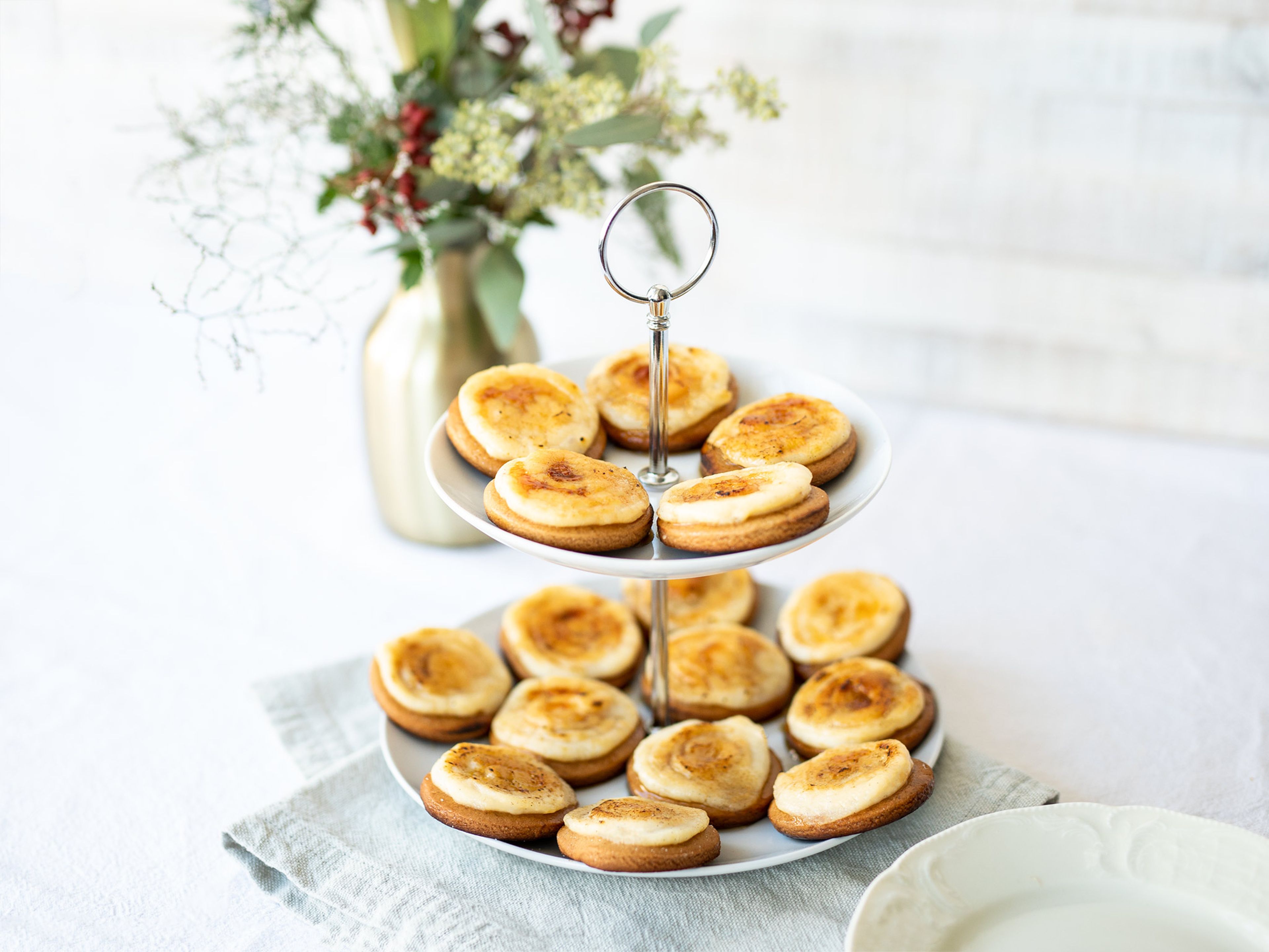 Gingerbread-spiced crème brûlée cookies