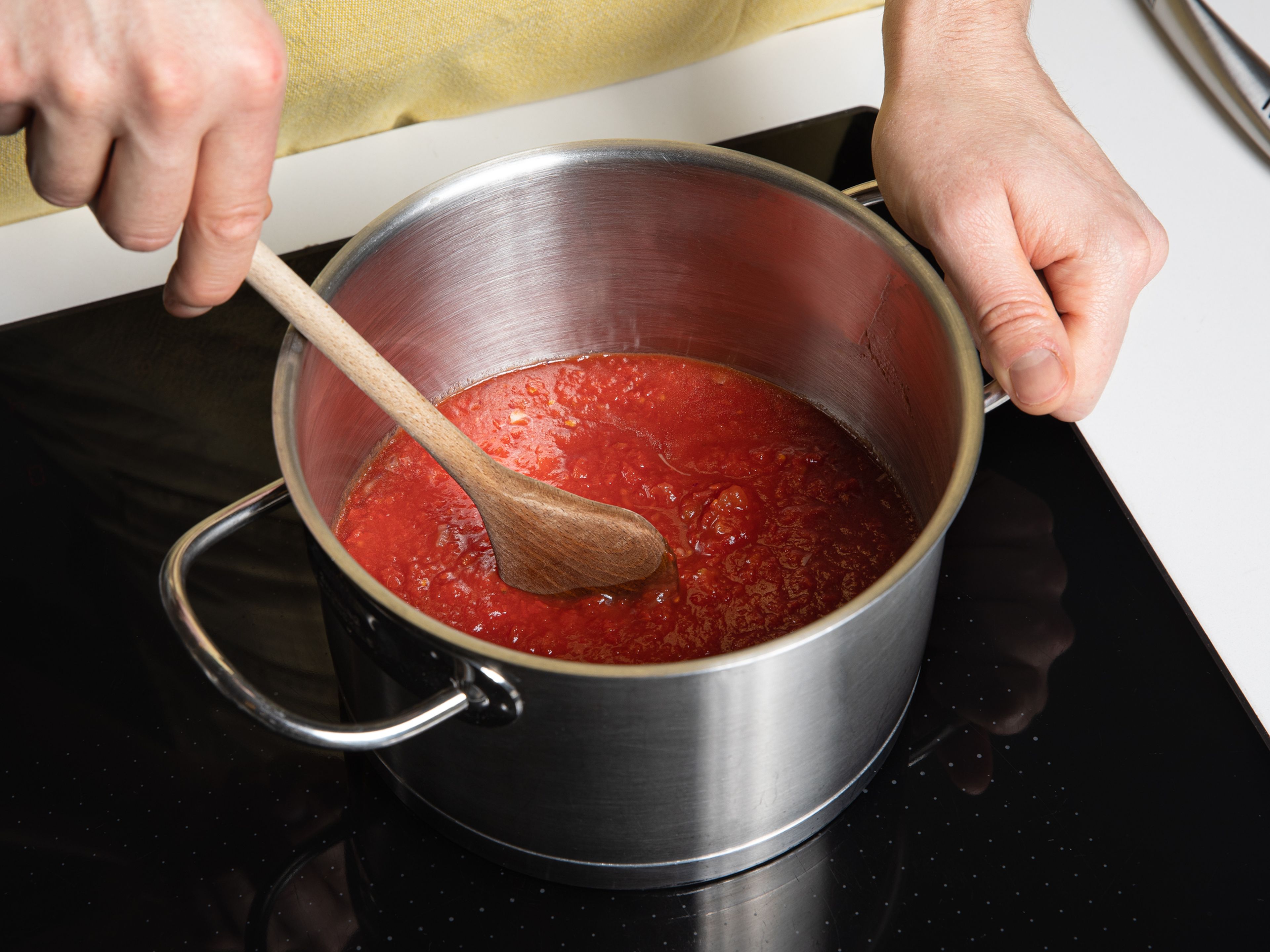Olivenöl in einer tiefen Pfanne oder einem Topf bei mittlerer Hitze erwärmen. Gehackte Zwiebel und Knoblauch darin anschwitzen, bis die Zwiebel glasig ist. Tomaten aus der Dose dazugeben und die Soße köcheln lassen, bis sie andickt. Mit Salz und Pfeffer abschmecken.