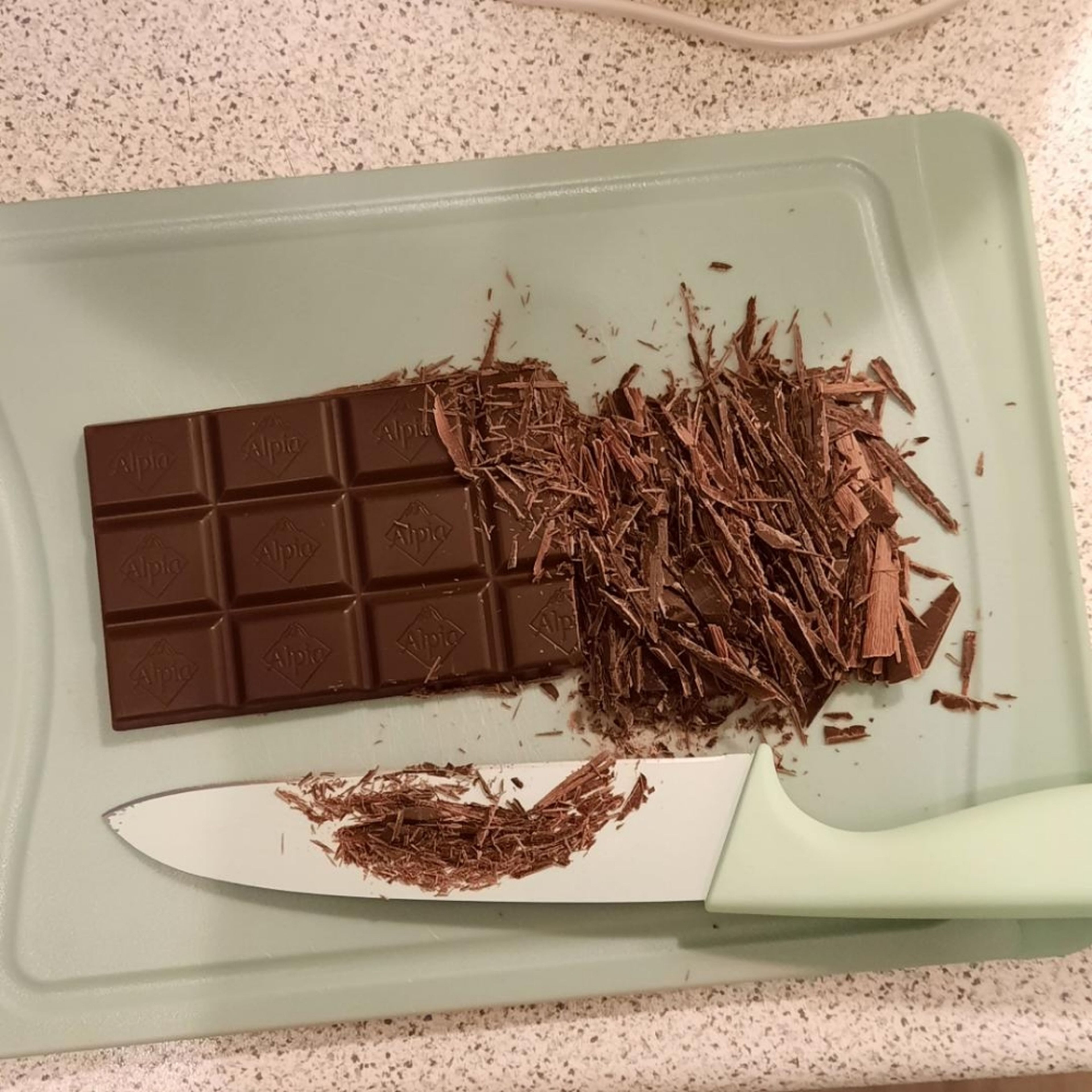 Restliche Schokolade zerkleinern. Wenn sie gekühlt aus dem Kühlschrank kommt geht das erheblich einfacher ;)