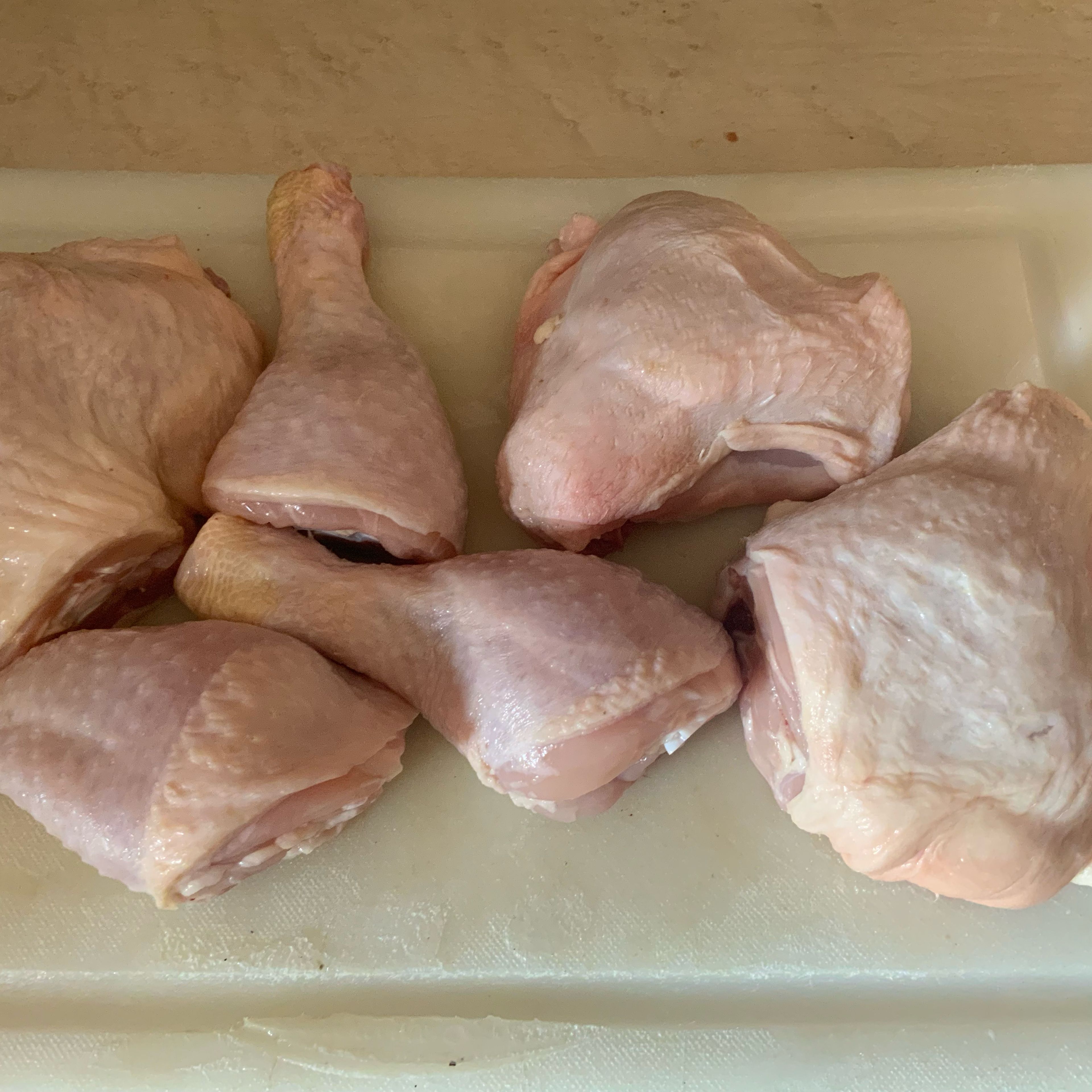 Ein Wiener Backhendl gehört immer aus allen Hühnerteilen, einem ganzen/halben Hendl gemacht. Es hat nichts, aber schon gar nichts mit „Presshuhn“ a la Chicken Mac Nuggets zu tun. Ich habe zwar auch nur drei Hühnerbeine verwendet, aber nur weil mein Biobauer seine Hühner immer zerlegt, da der überwiegende Teil seiner Kunden kein ganzes Hendl kaufen mag. Für mich war es jedoch ein ad hoc essen, so das zum bestellen eines ganzen Hendels keine Zeit war.