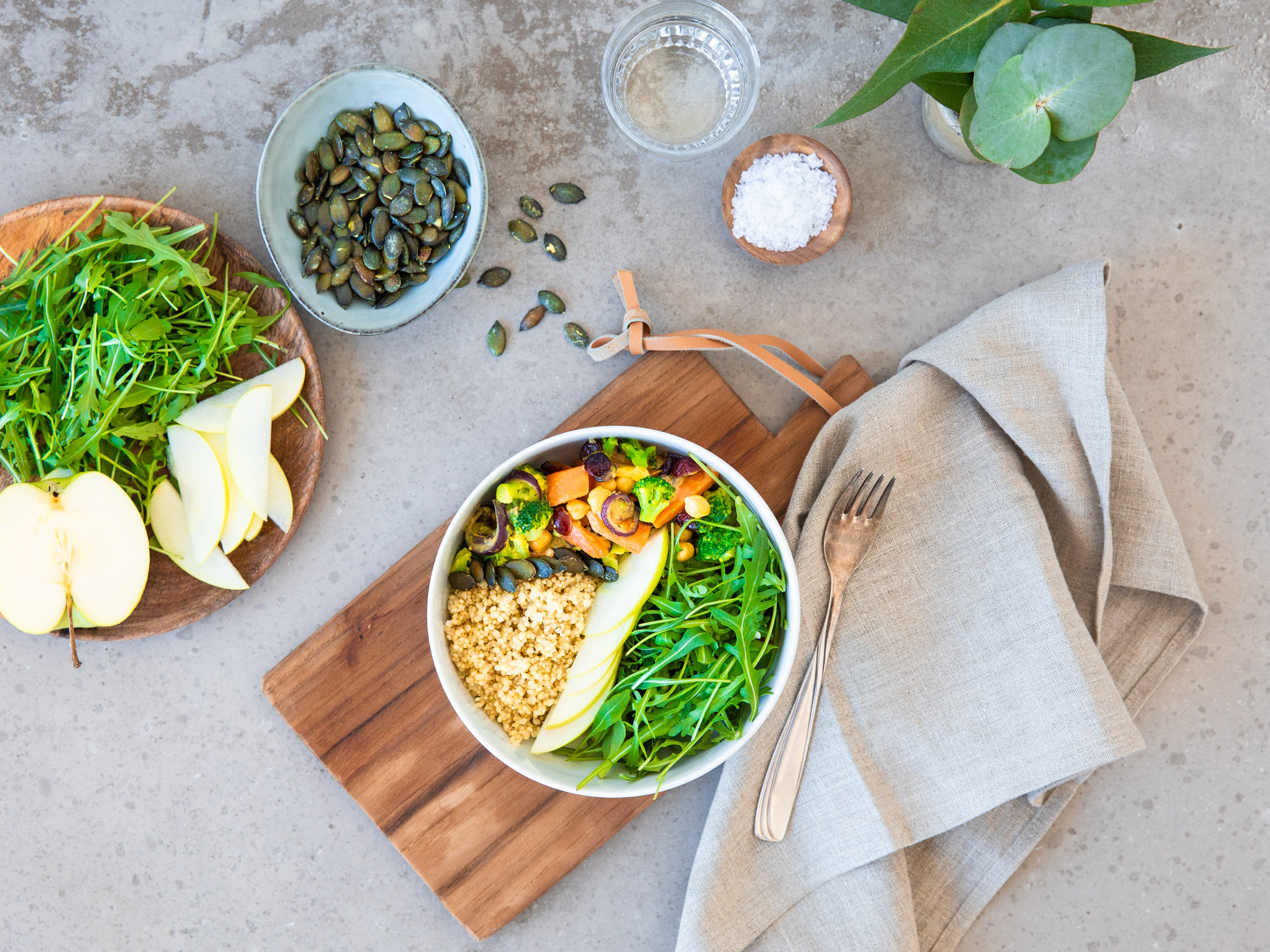 Kichererbsen-Cranberry-Bowl mit Quinoa und Apfel