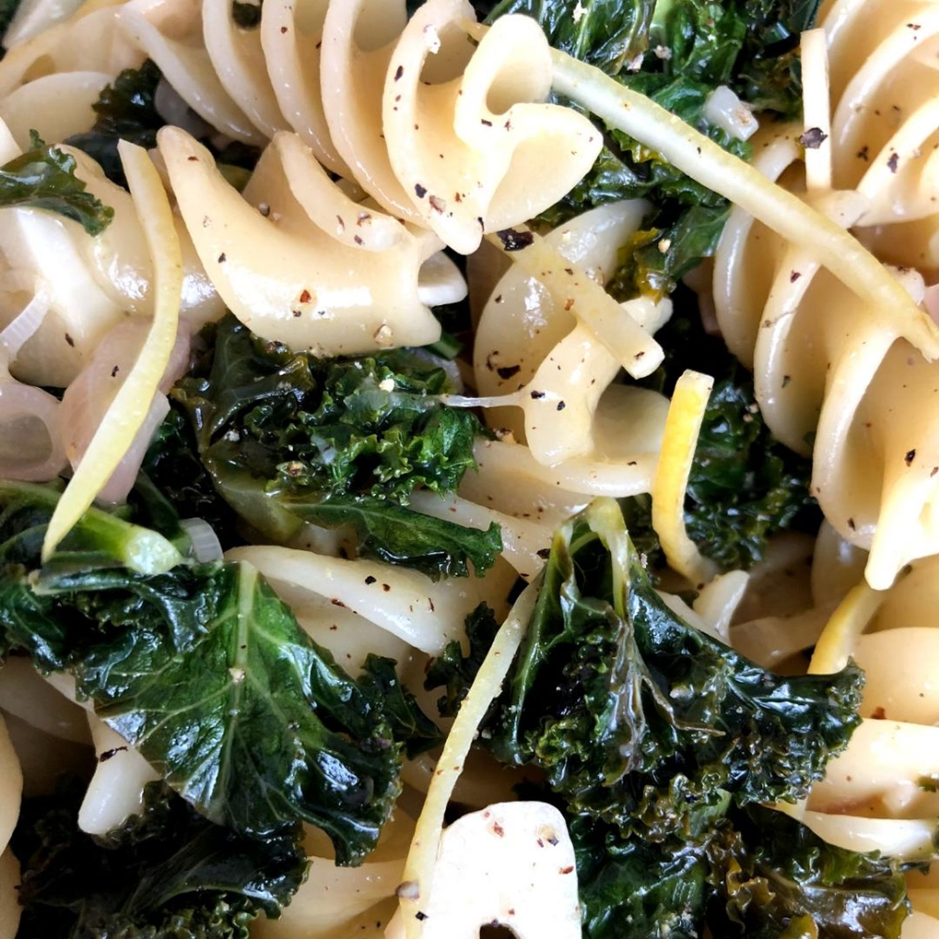 Pasta mit Grünkohl, Zitrone &amp; Knoblauch | Rezept | Kitchen Stories